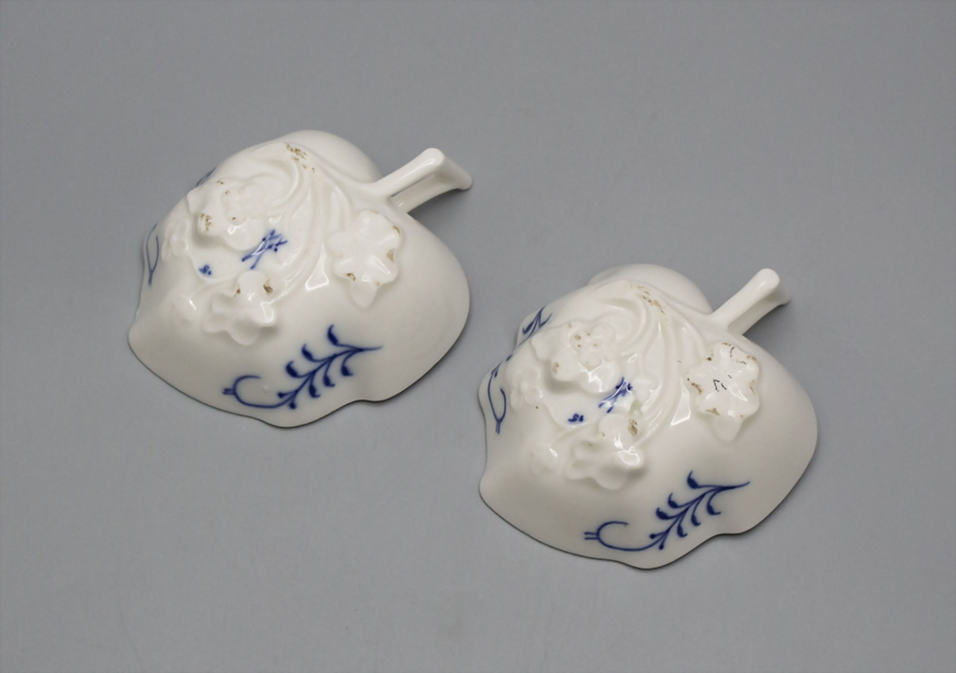 2 Blattschälchen mit Zwiebelmuster / 2 leaf shaped bowls with onion pattern, Meissen, um 1900 - Image 3 of 3
