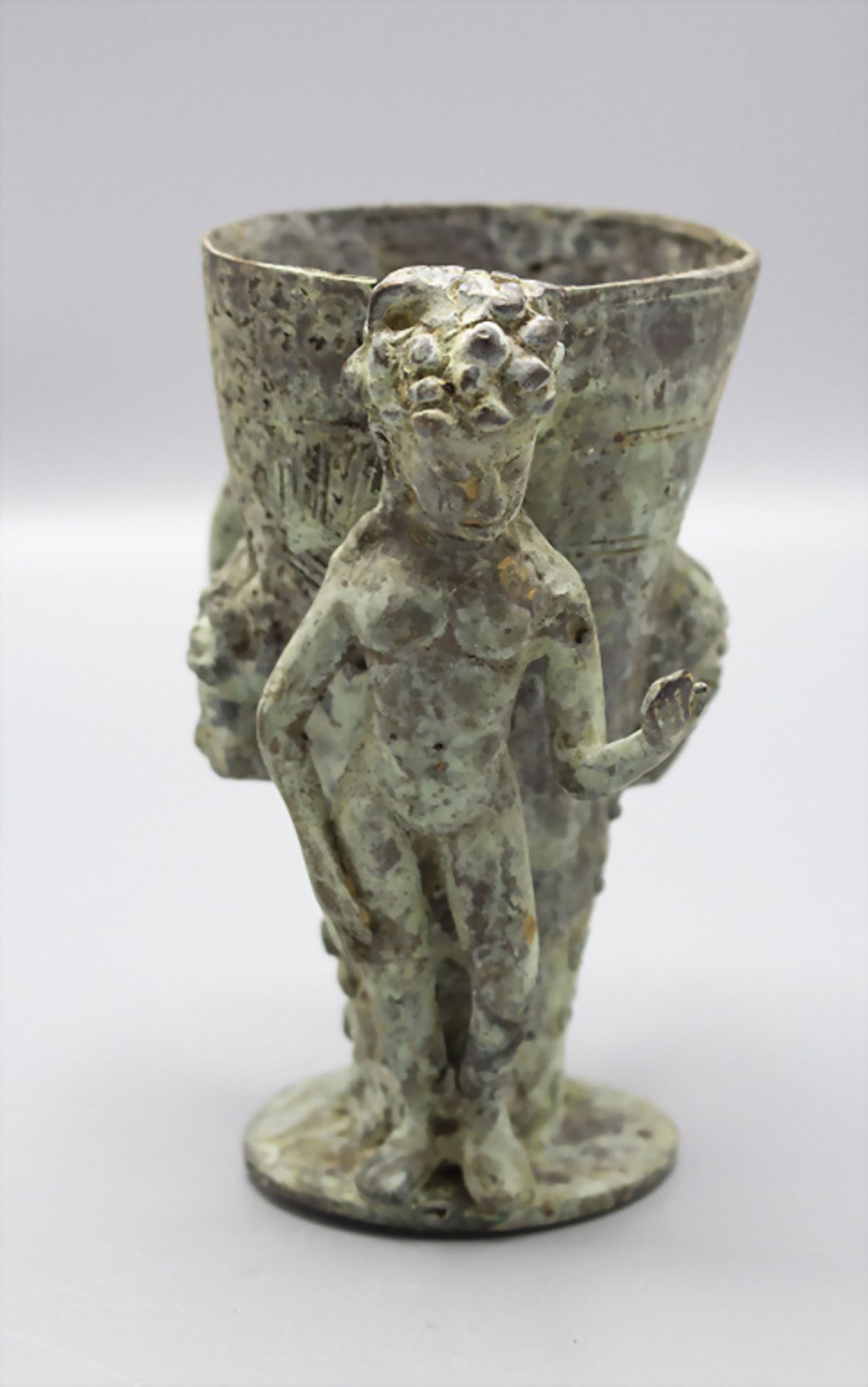 Römischer Bronzebecher / A Roman bronze beaker in dionystic stile, wohl Museumsreplik