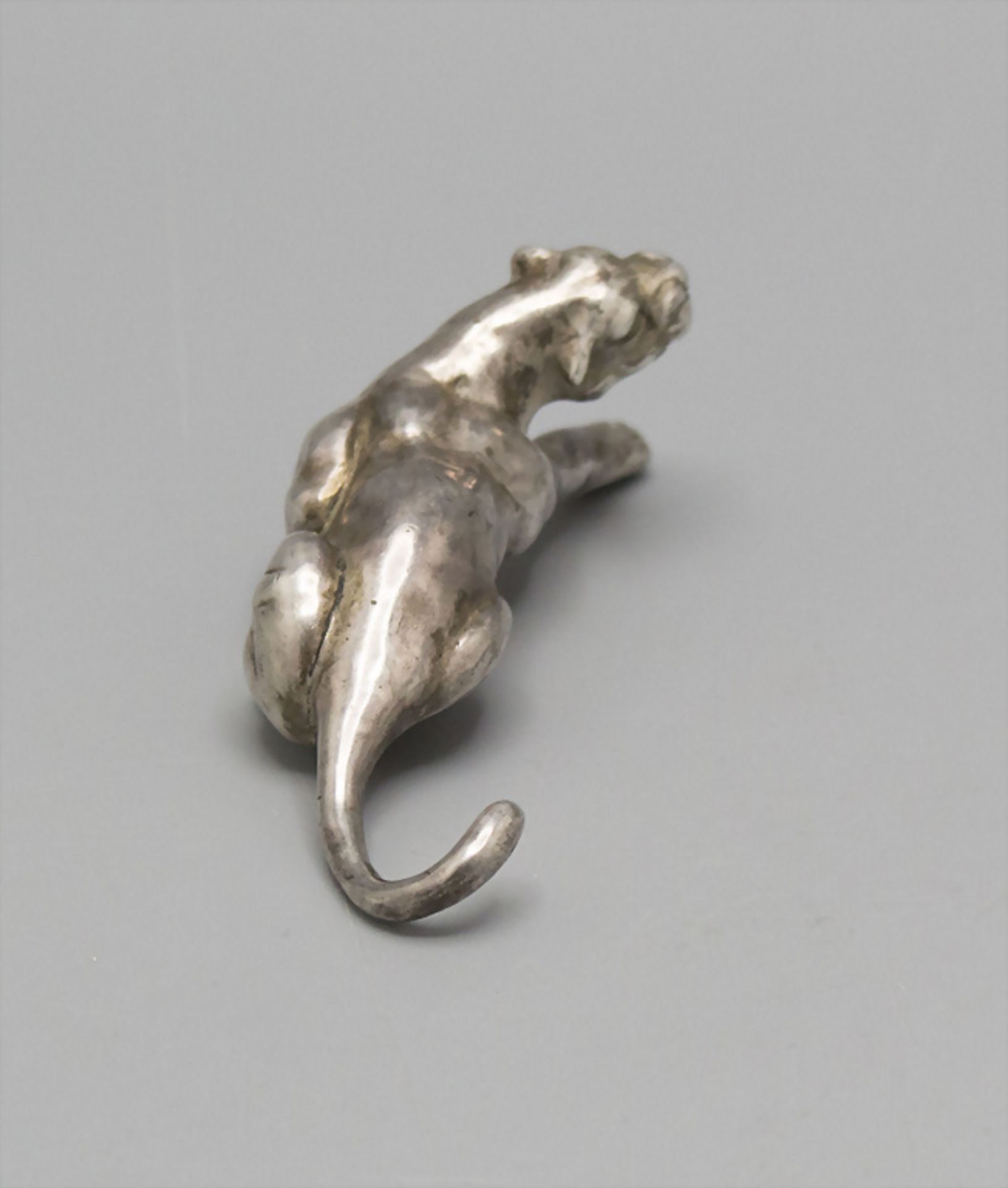 Miniatur Skulptur einer Löwin / Raubkatze / A miniature sculpture of a lioness / big cat, um 1920 - Image 4 of 5