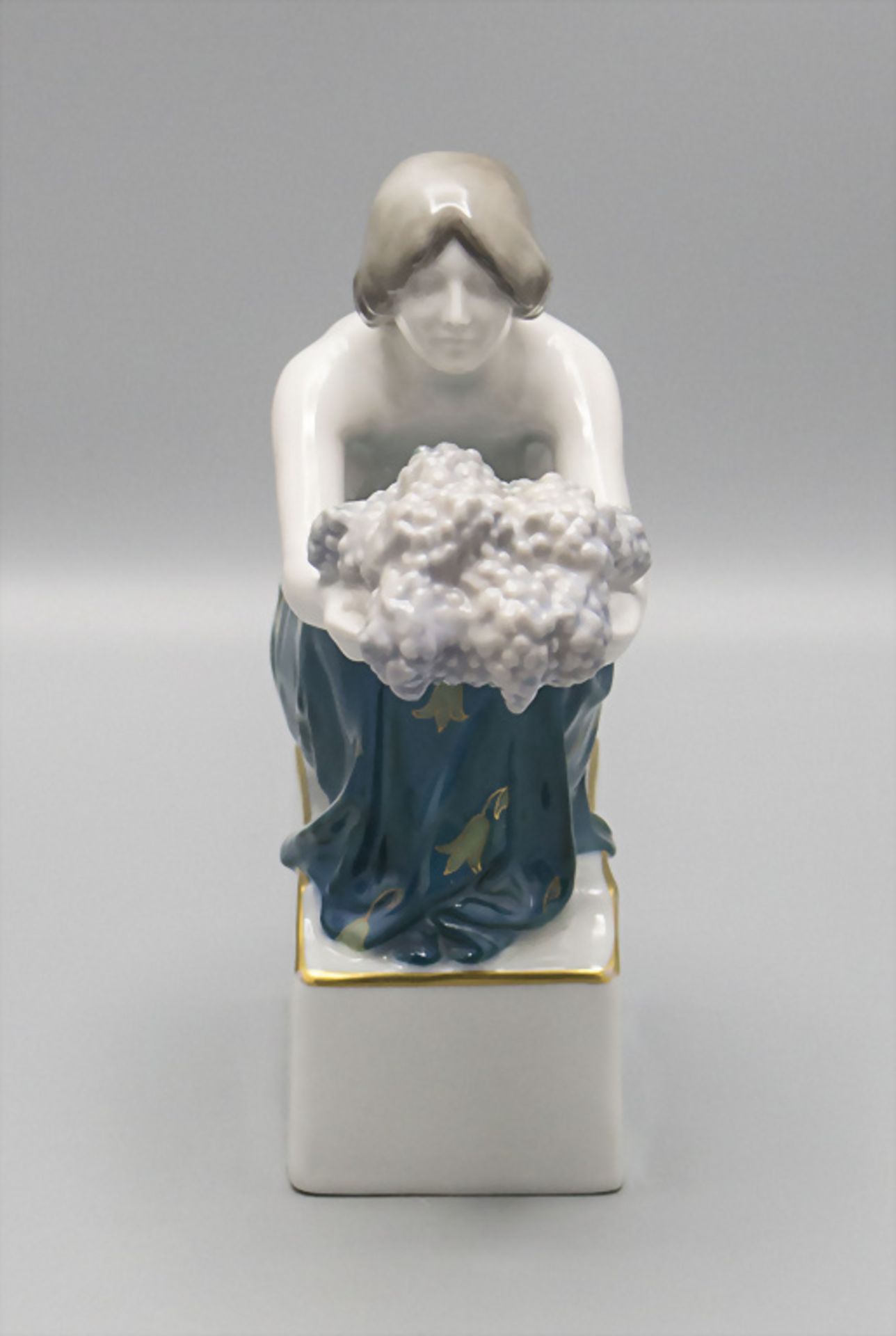 Porzellanfigur 'Die Traubenträgerin' / A porcelain figure 'the grape bearer', Rosenthal, Selb, ...