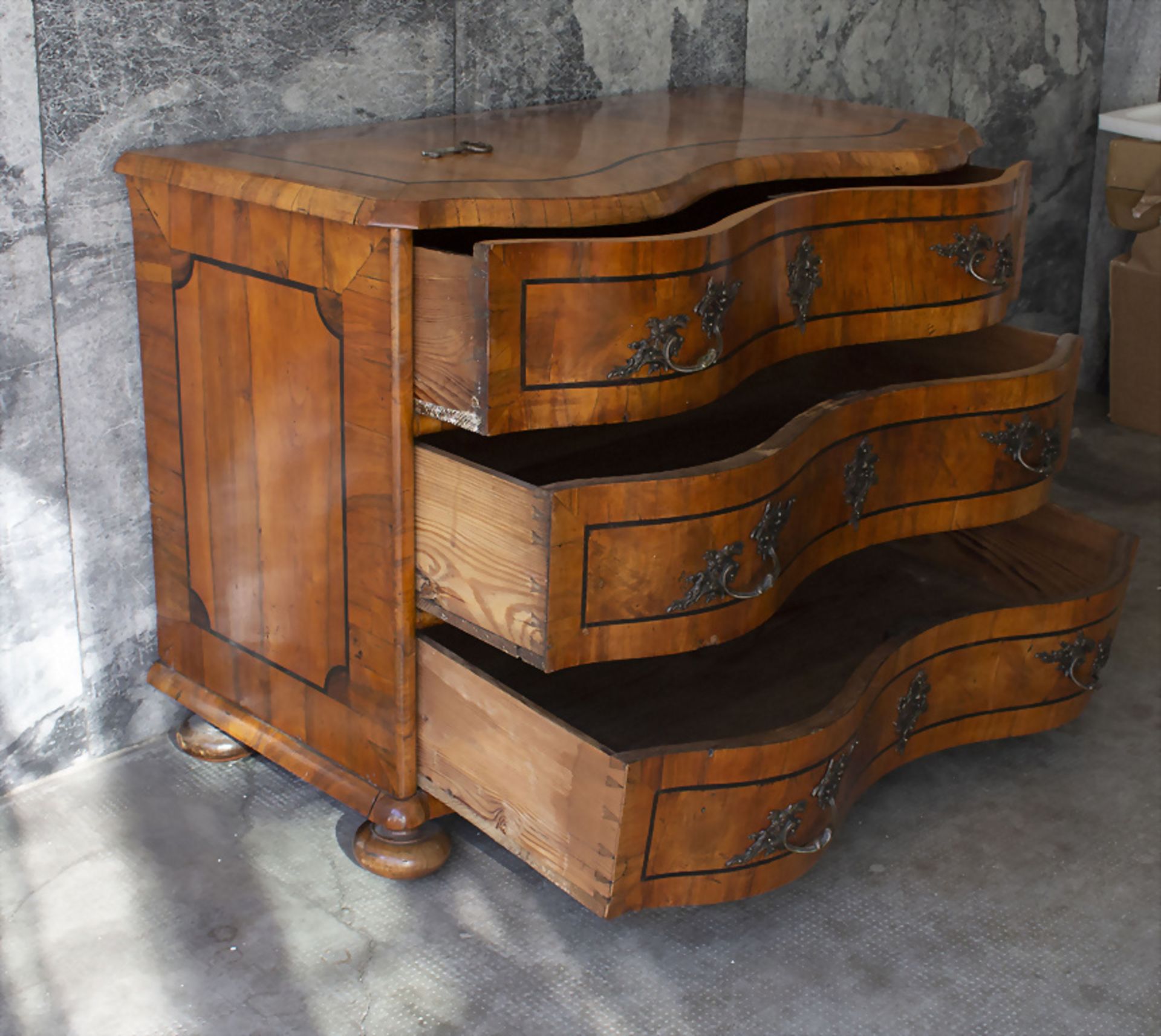 Barockkommode / A Baroque chest of drawers, deutsch, 18. Jh. - Bild 2 aus 11
