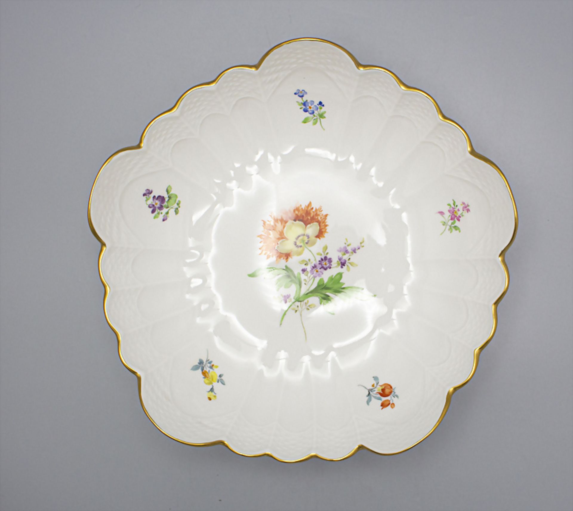 Schale mit Blumendekor / A bowl with flowers, Meissen, 20. Jh.