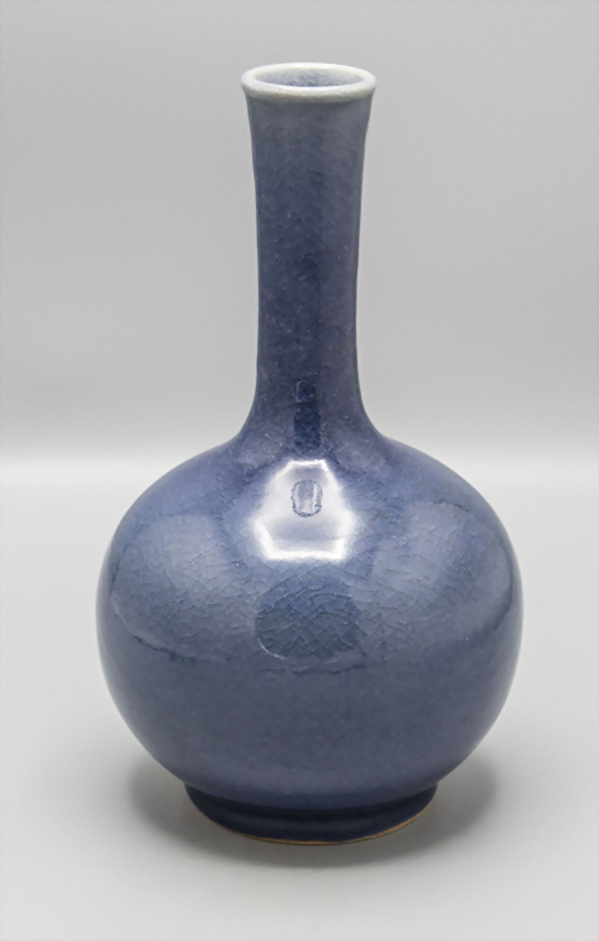 Blaue Langhalsvase / A blue long neck vase, wohl Asien