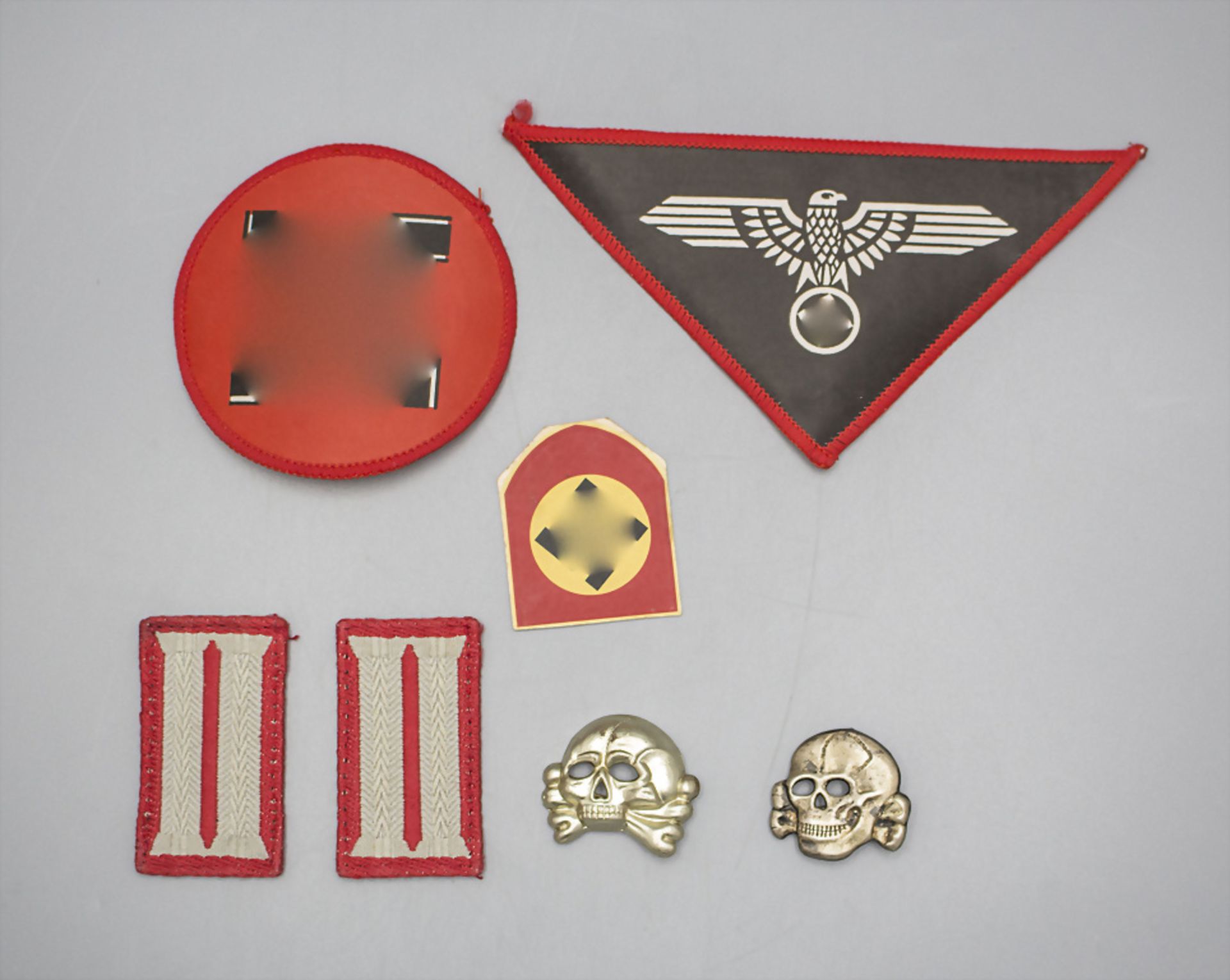 Konvolut Stoff-Aufnäher und Totenkopf-Anstecker / A set of patches and skull pins, Drittes ...