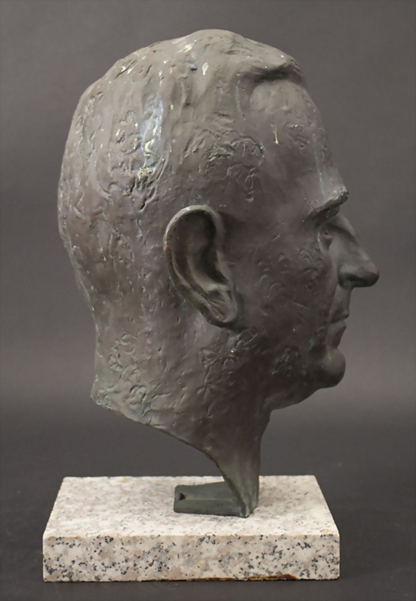 Erwin MISCH (1909 - ?), 'Porträtbüste eines Herrn' / A bronze 'Portrait bust of a gentleman', 1950 - Image 2 of 5