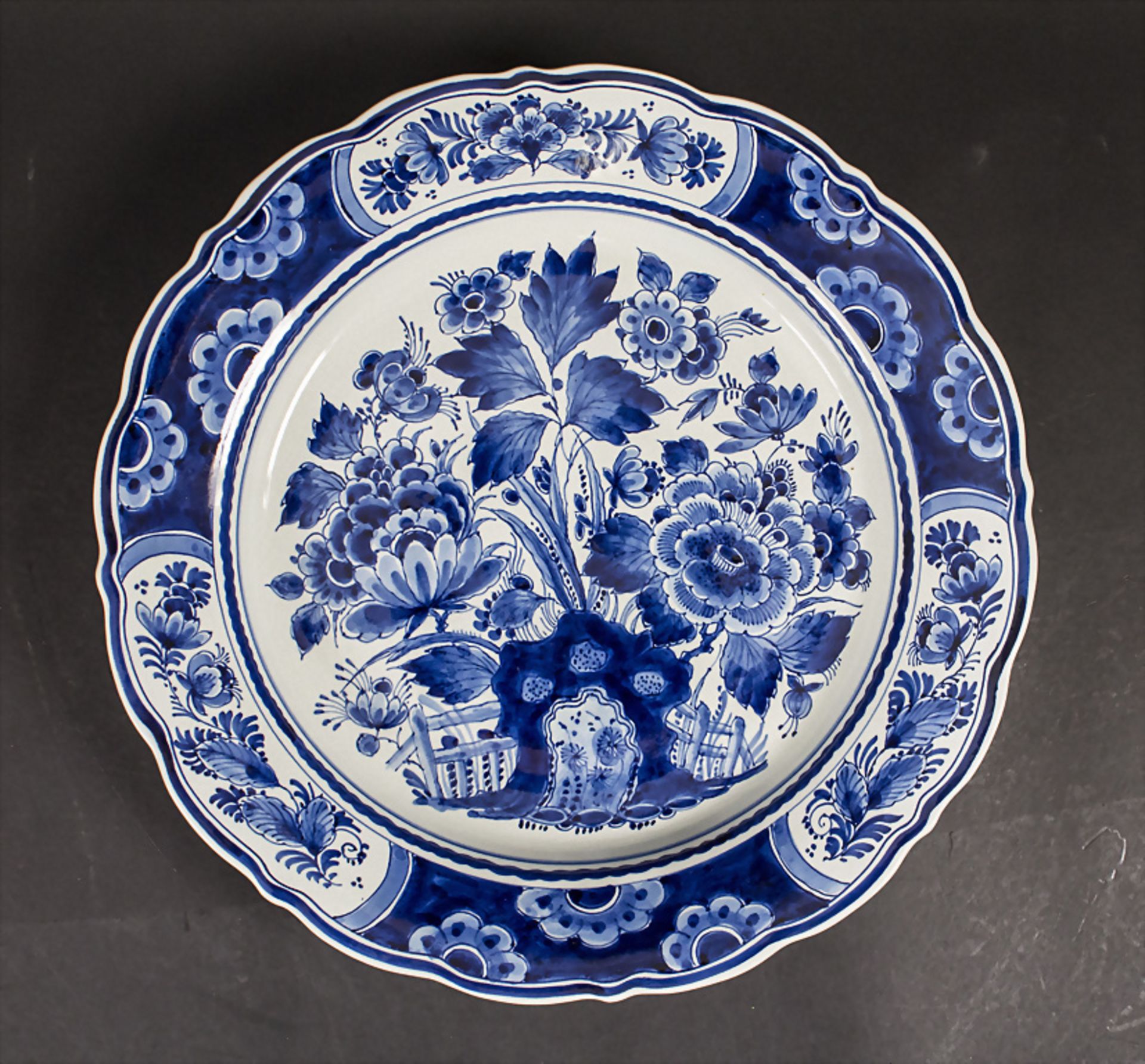 Großer Teller / A large ceramic plate, De Porceleyne Fles, Delft, 20. Jh.