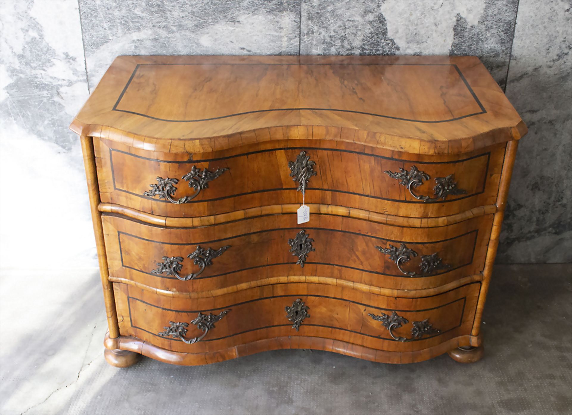 Barockkommode / A Baroque chest of drawers, deutsch, 18. Jh. - Bild 3 aus 11