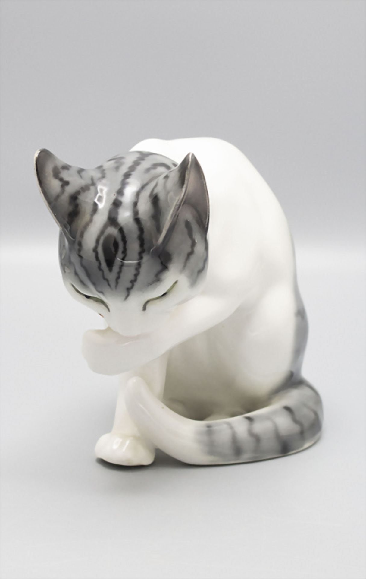 Tierfigur 'Katzenwäsche' / A procelain animal figure 'cat's lick', E. Pfeffer, Gotha, um 1930 - Image 5 of 8
