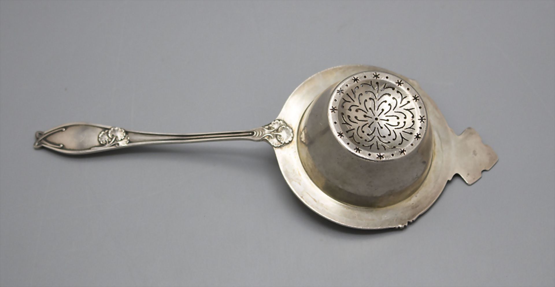 Teesieb / A silver tea strainer, Frankreich, um 1900 - Bild 2 aus 3