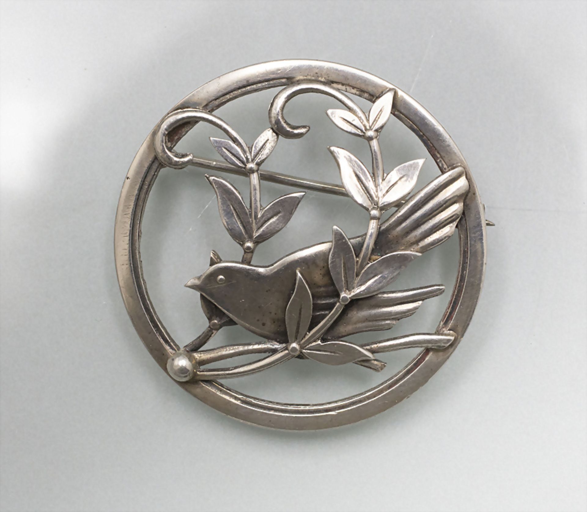 Jugendstil Silberbrosche mit Vogel / An Art Nouveau silver brooch with a bird, C.A. ...