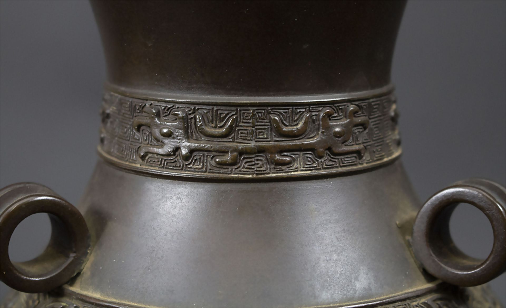 Bronze vase mit Ornament-Reliefs / A bronze vase with ornamental reliefs, China oder Japan - Bild 7 aus 7