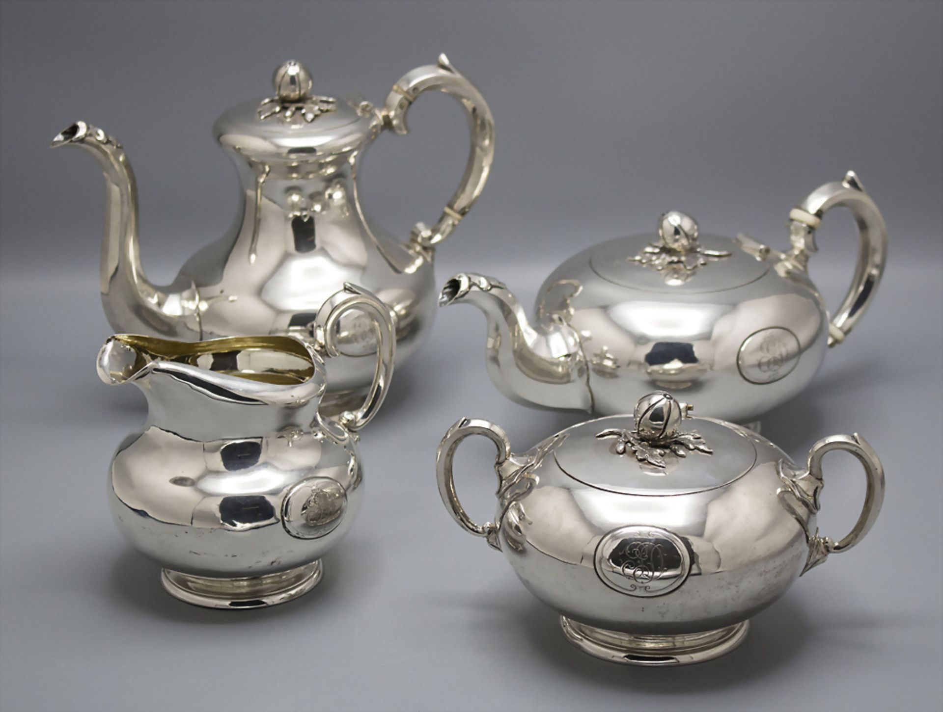 Kaffee- und Teekern / A silver coffee and tea set, Matthias Skytt, St. Petersburg, 1855-1856