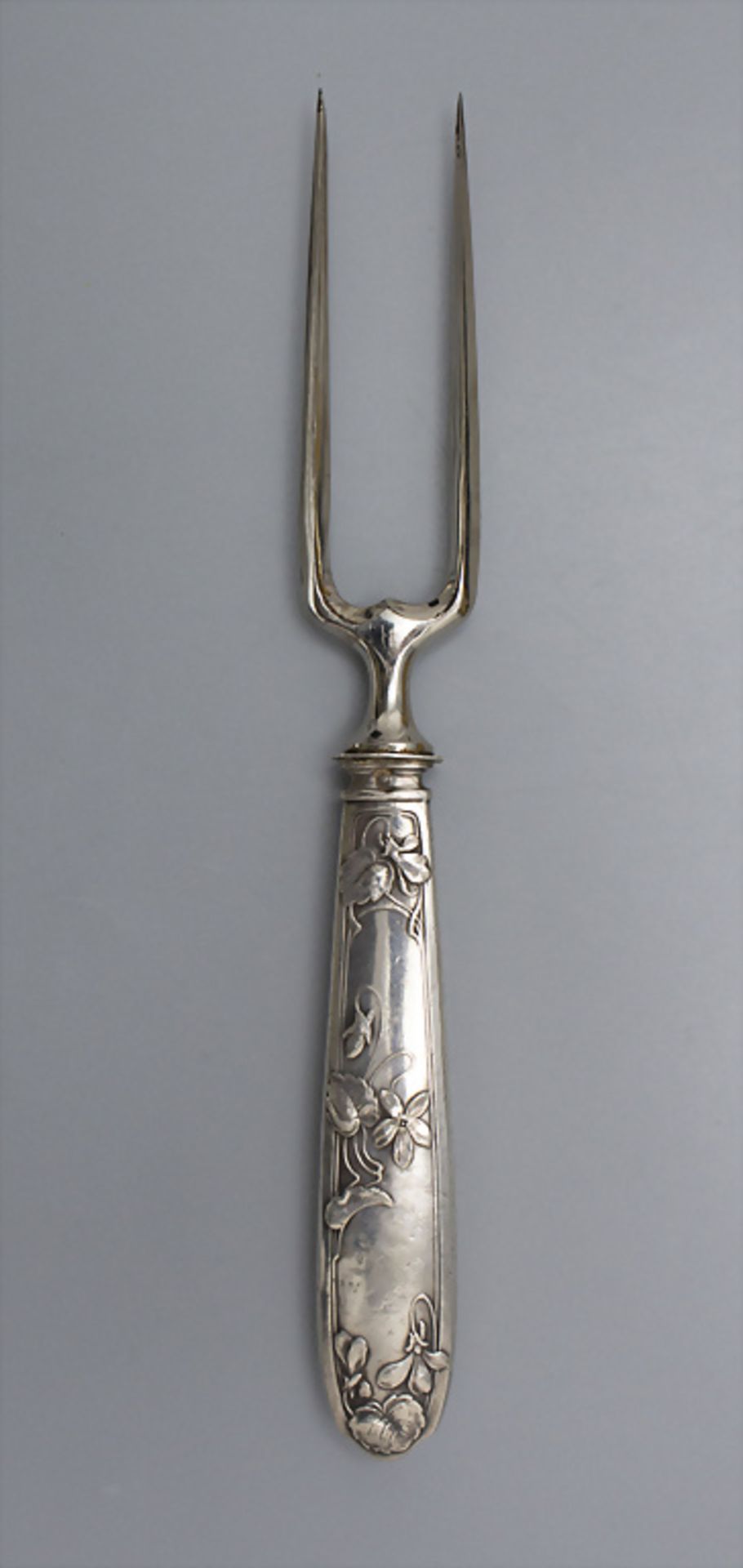 Jugendstil Fleischgabel mit Veilchen im Etui / A silver Art Nouveau meat fork with violets, ... - Image 3 of 3