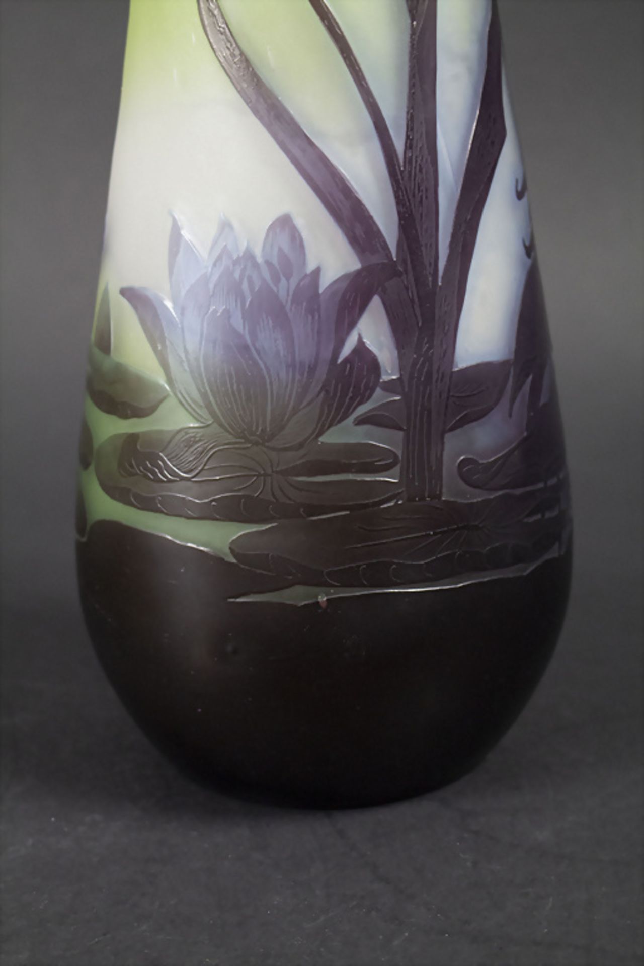 Große Jugendstil Vase mit Seerosen / A large cameo glass vase with water lilies, Emile Gallé, ... - Bild 2 aus 7