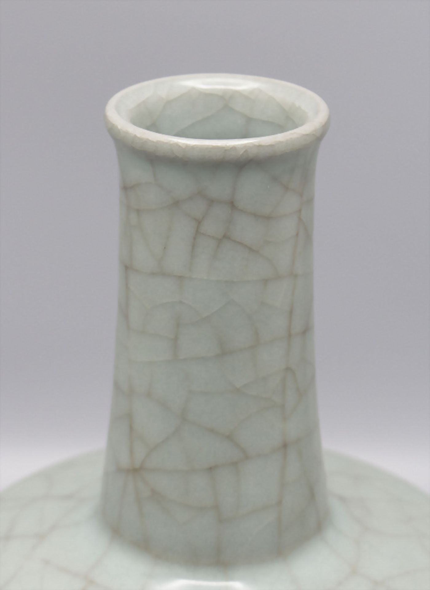 Seladonflasche / A celadon bottle, China, 18. Jh. - Bild 2 aus 3