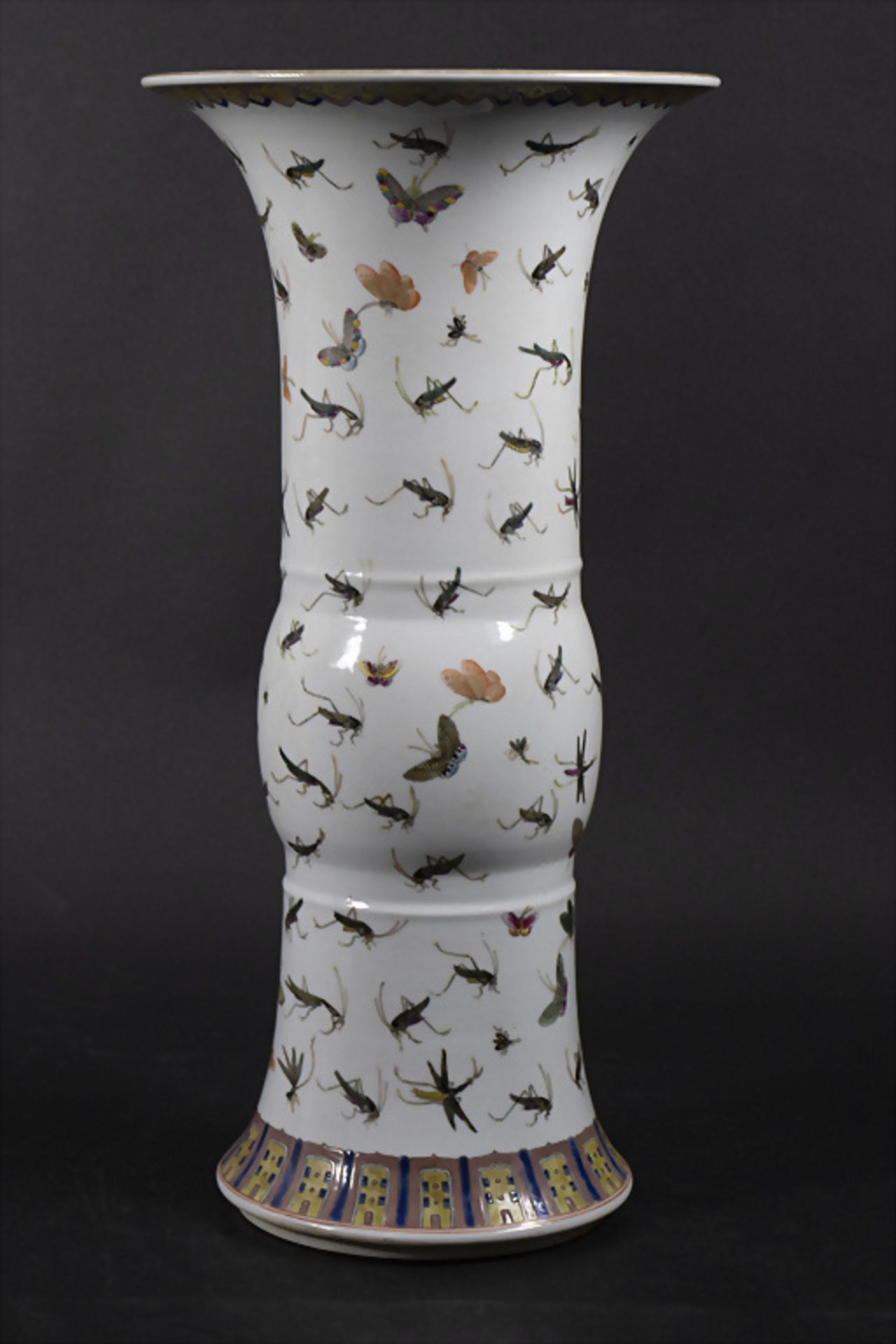 Porzellanvase mit Insekten in Gu Form / A GU shaped porcelain vase wih insects, China, 19./20. Jh. - Bild 5 aus 9