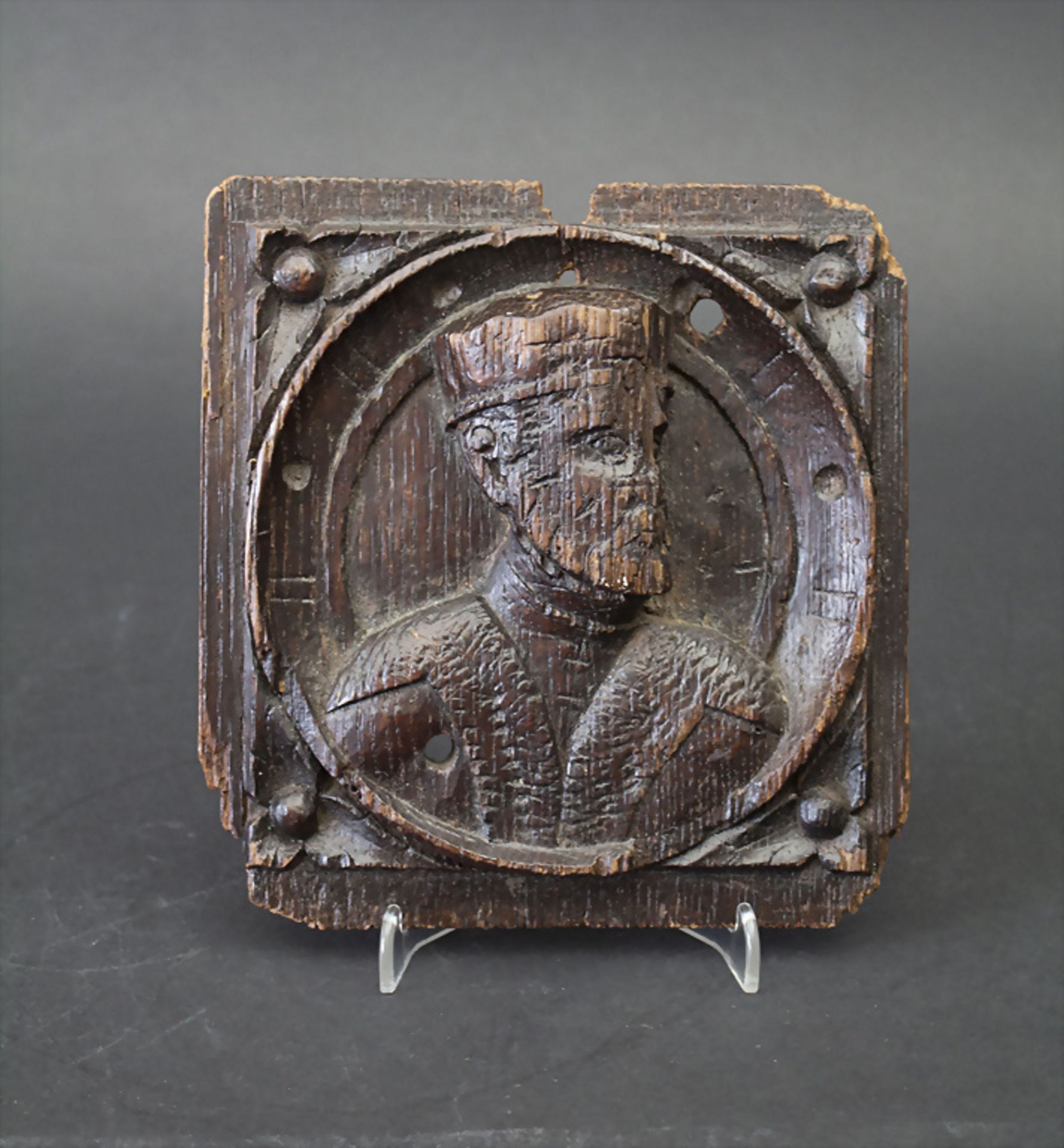 Miniatur Renaissance-Holzporträt eines Mannes / A miniature wooden Renaissance portrait of a ...