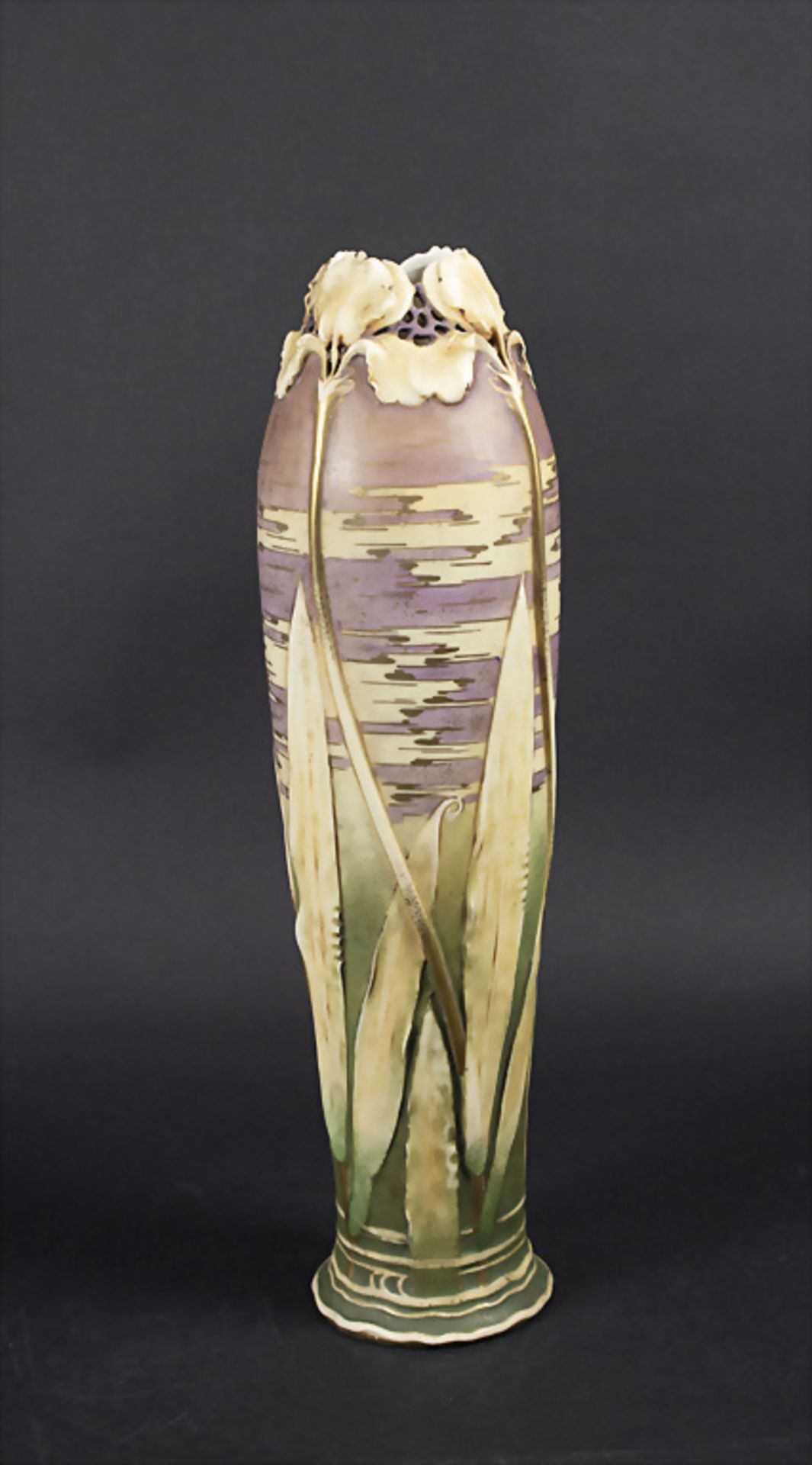 Große Jugendstil Vase mit Schwertlilien / A large Art Nouveau ceramic vase with isises, ... - Bild 2 aus 4