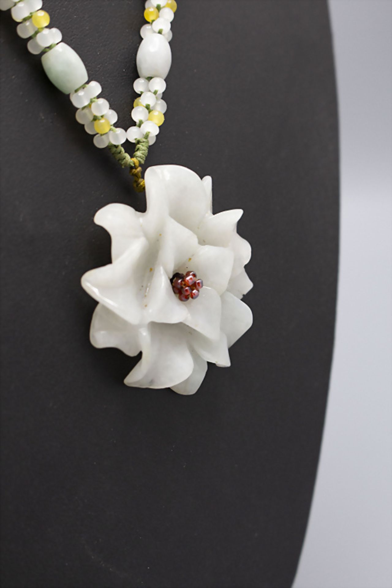 Jadekette mit Seerose / A jade necklace with a water lilly, China - Bild 3 aus 7
