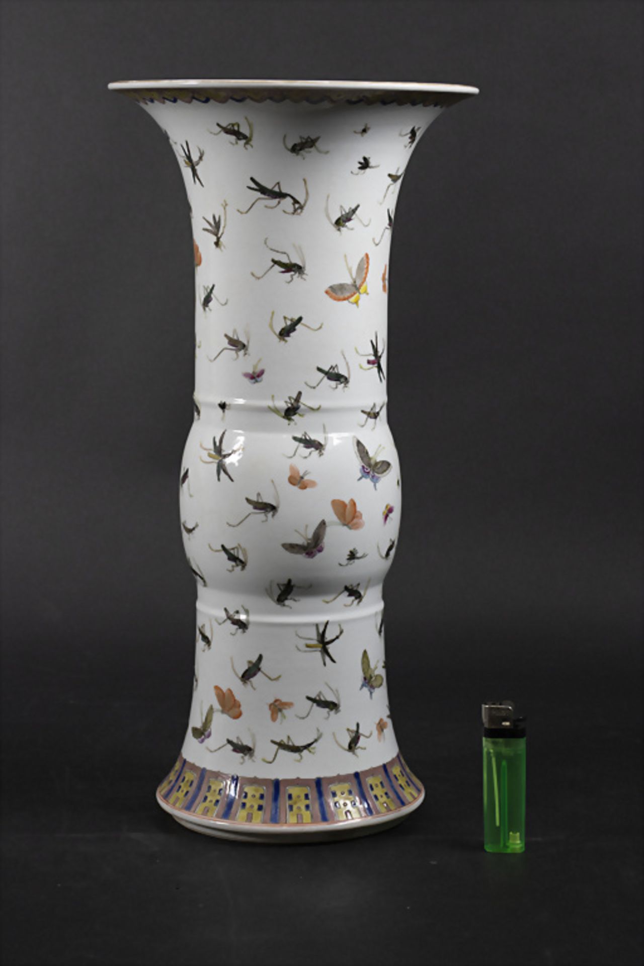 Porzellanvase mit Insekten in Gu Form / A GU shaped porcelain vase wih insects, China, 19./20. Jh. - Image 2 of 9