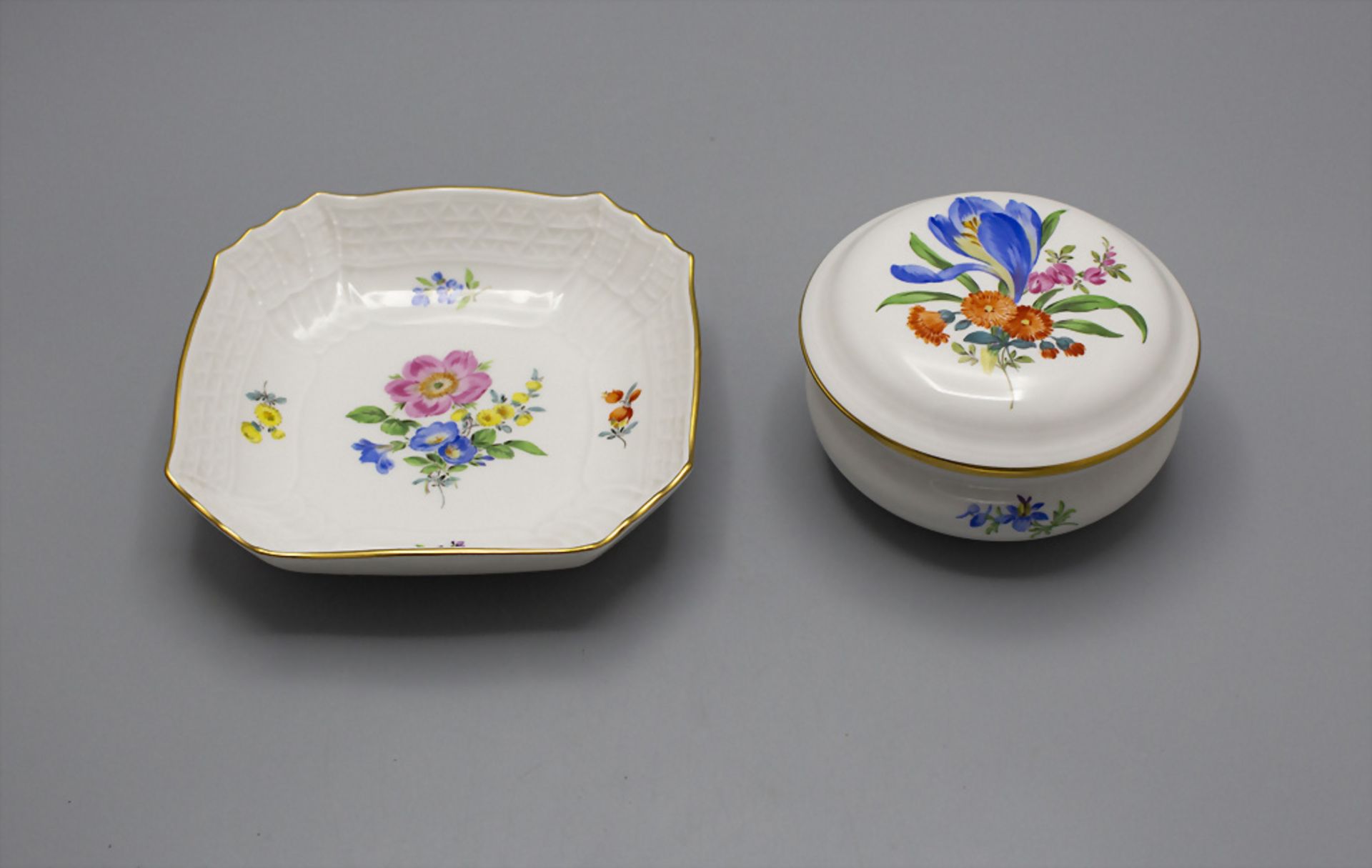 Deckeldose und Tablett mit Blumendekor / A porcelain box and tray with flowers, Meissen, ...
