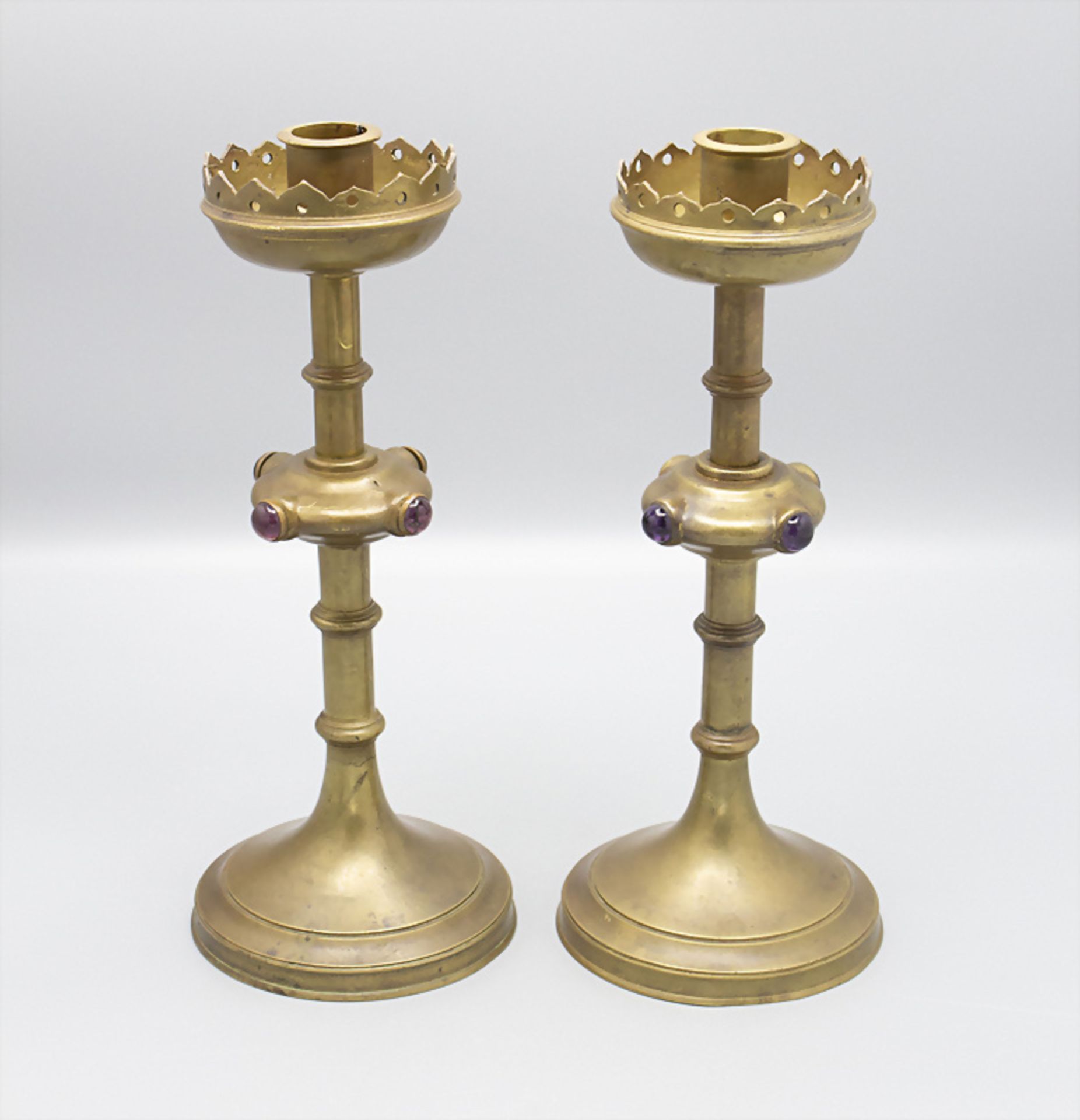 Paar Bronze Kerzenhalter mit violetten Glas Cabochons / A pair of bronze candle holder with 4 ...