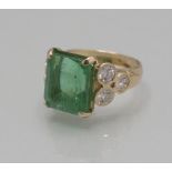 Damenring mit Smaragd und Diamanten / A ladies 14 ct gold ring with emerald and diamonds