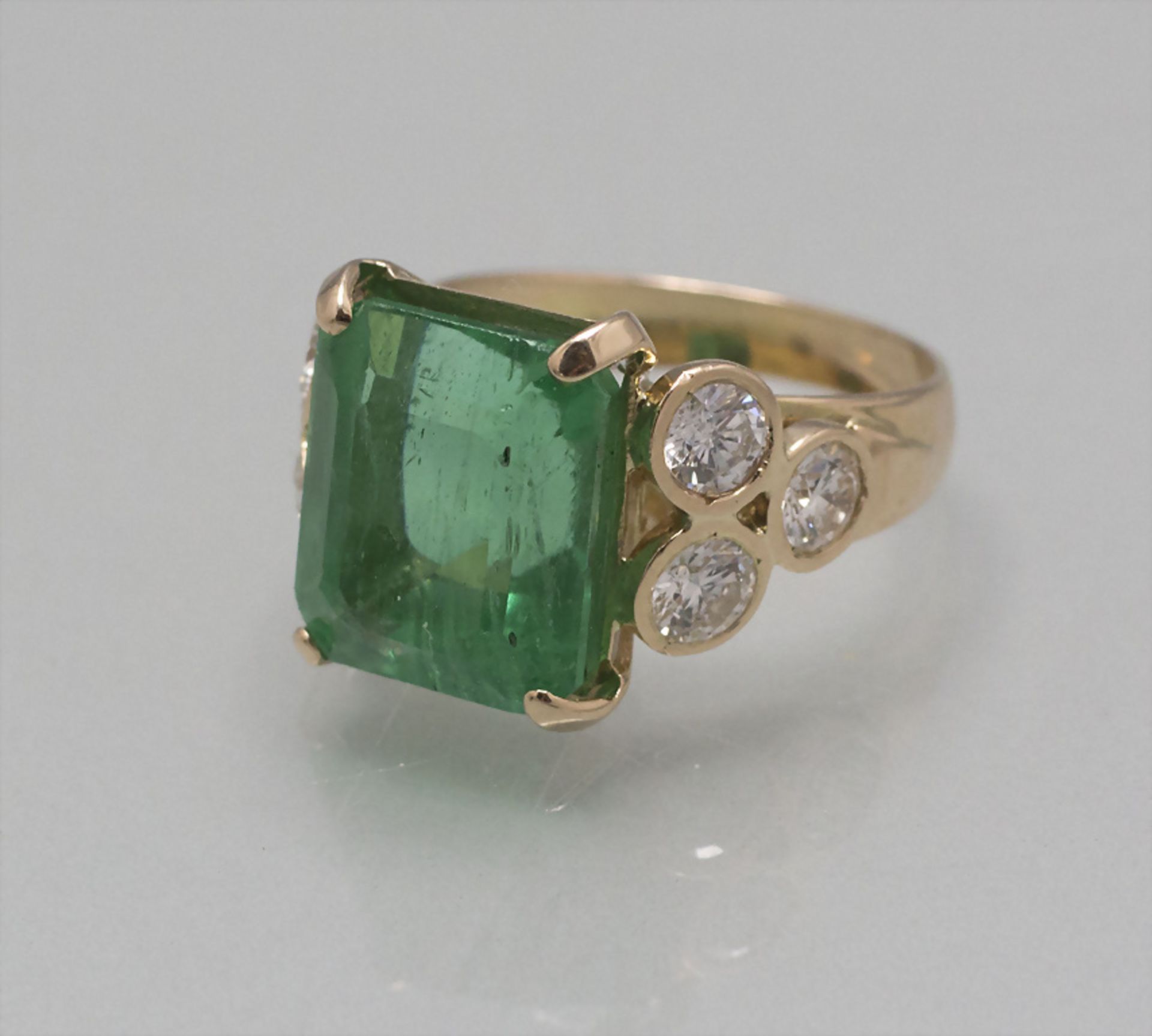 Damenring mit Smaragd und Diamanten / A ladies 14 ct gold ring with emerald and diamonds