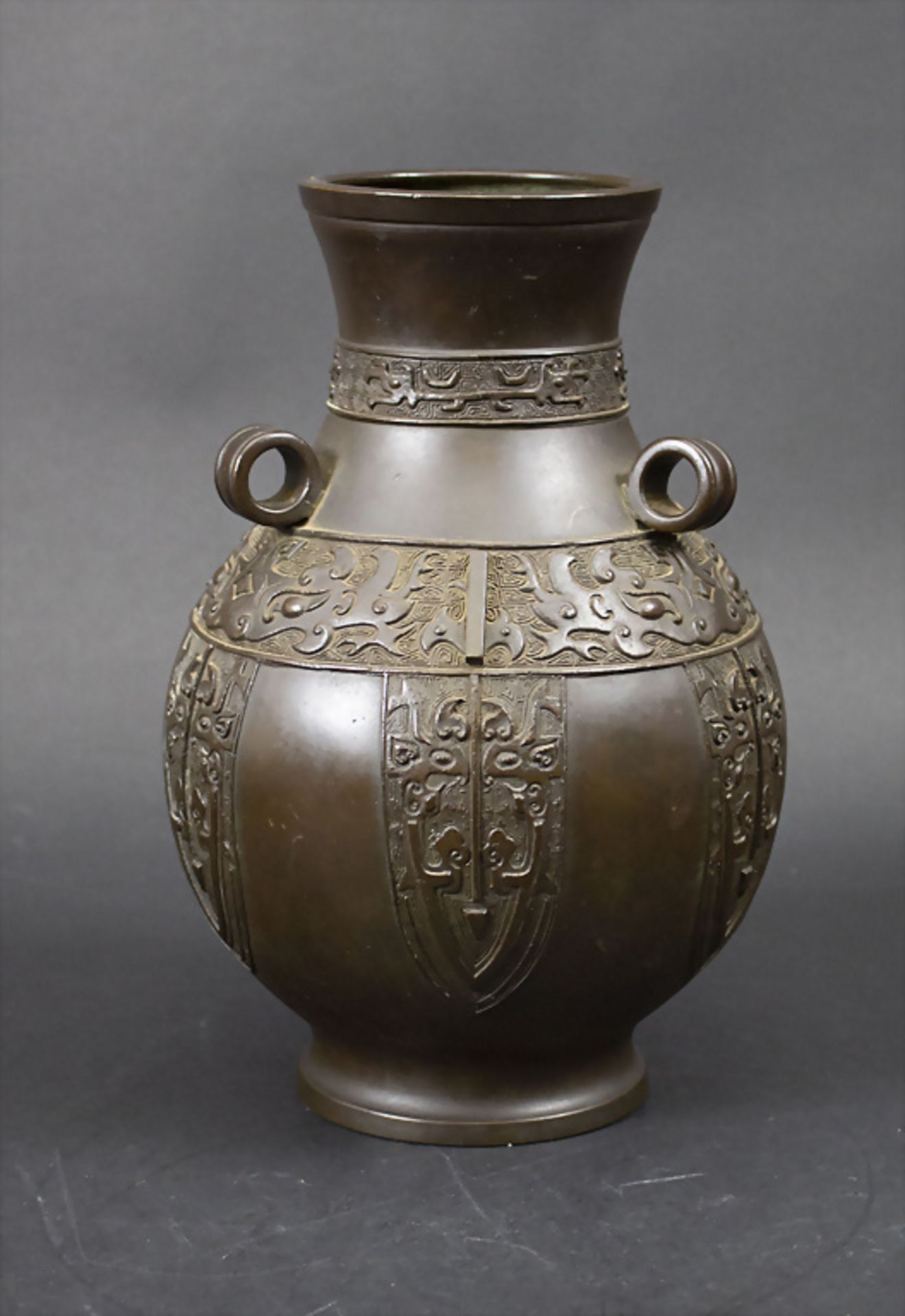 Bronze vase mit Ornament-Reliefs / A bronze vase with ornamental reliefs, China oder Japan