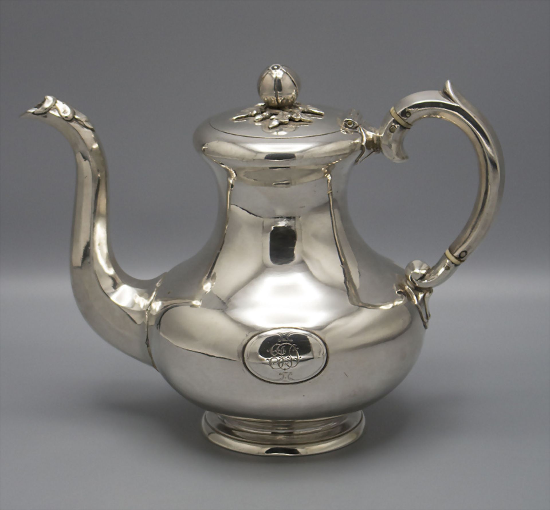 Kaffee- und Teekern / A silver coffee and tea set, Matthias Skytt, St. Petersburg, 1855-1856 - Image 2 of 15