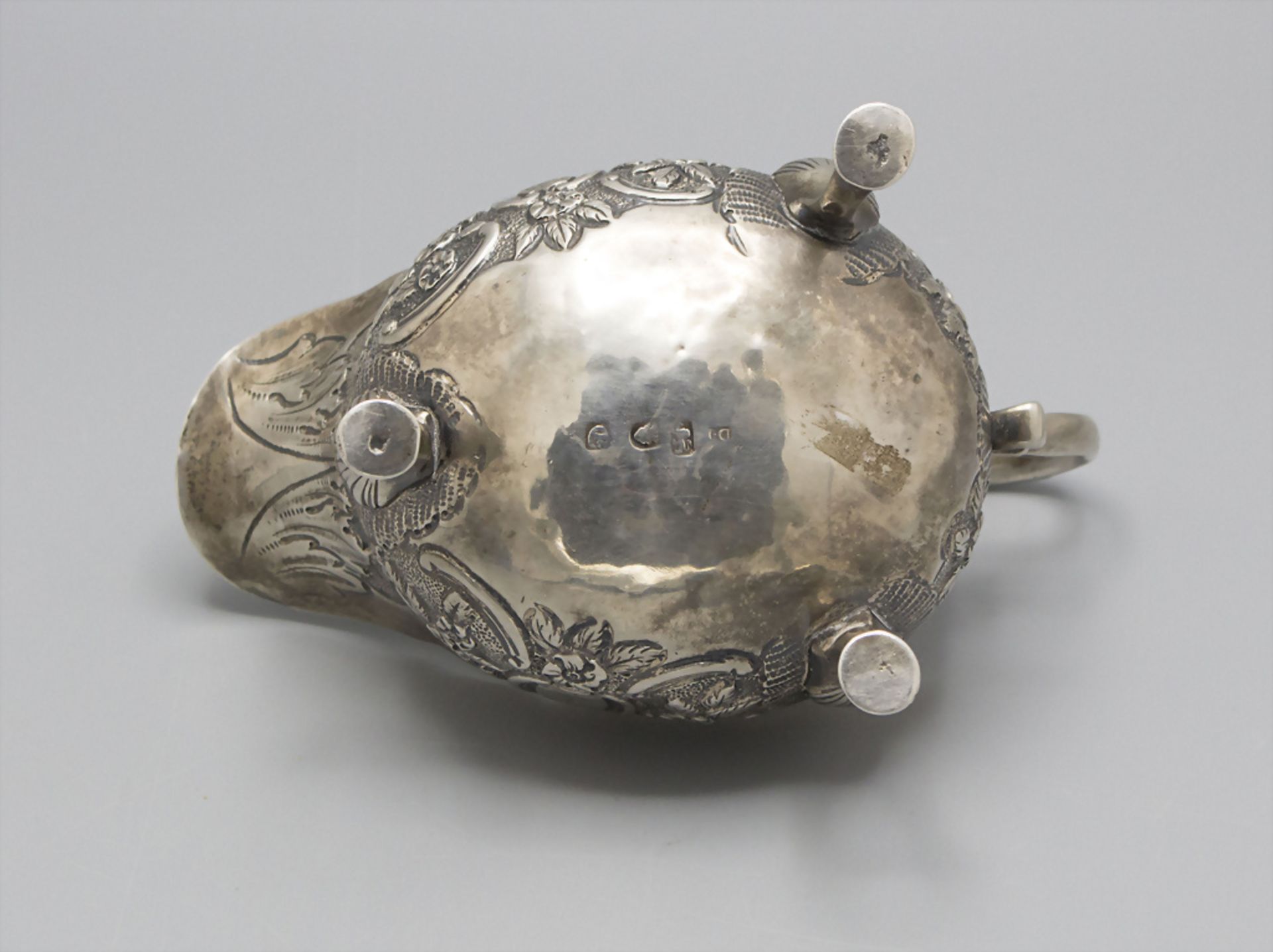 George II Sauciere / A silver George II sauce boat, David Hennell, London, 1762 - Image 5 of 7