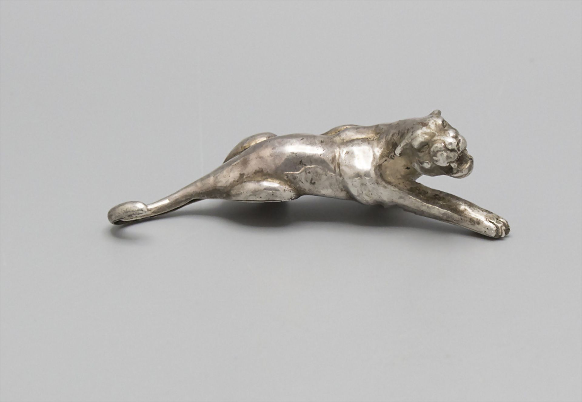 Miniatur Skulptur einer Löwin / Raubkatze / A miniature sculpture of a lioness / big cat, um 1920 - Bild 2 aus 5