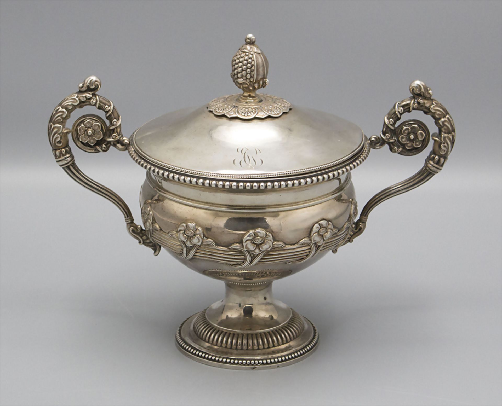 Empire Bonboniere / A silver Empire bonbonnière, Paris, 1819-1838