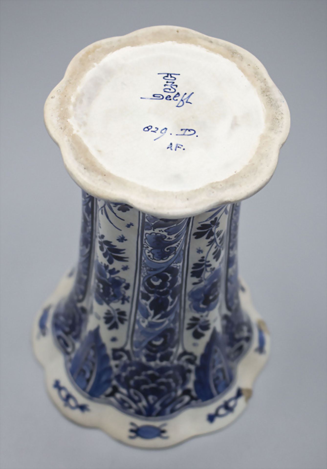 Vase / A ceramic vase, De Porceleyne Fles, Delft, 20. Jh. - Bild 2 aus 2