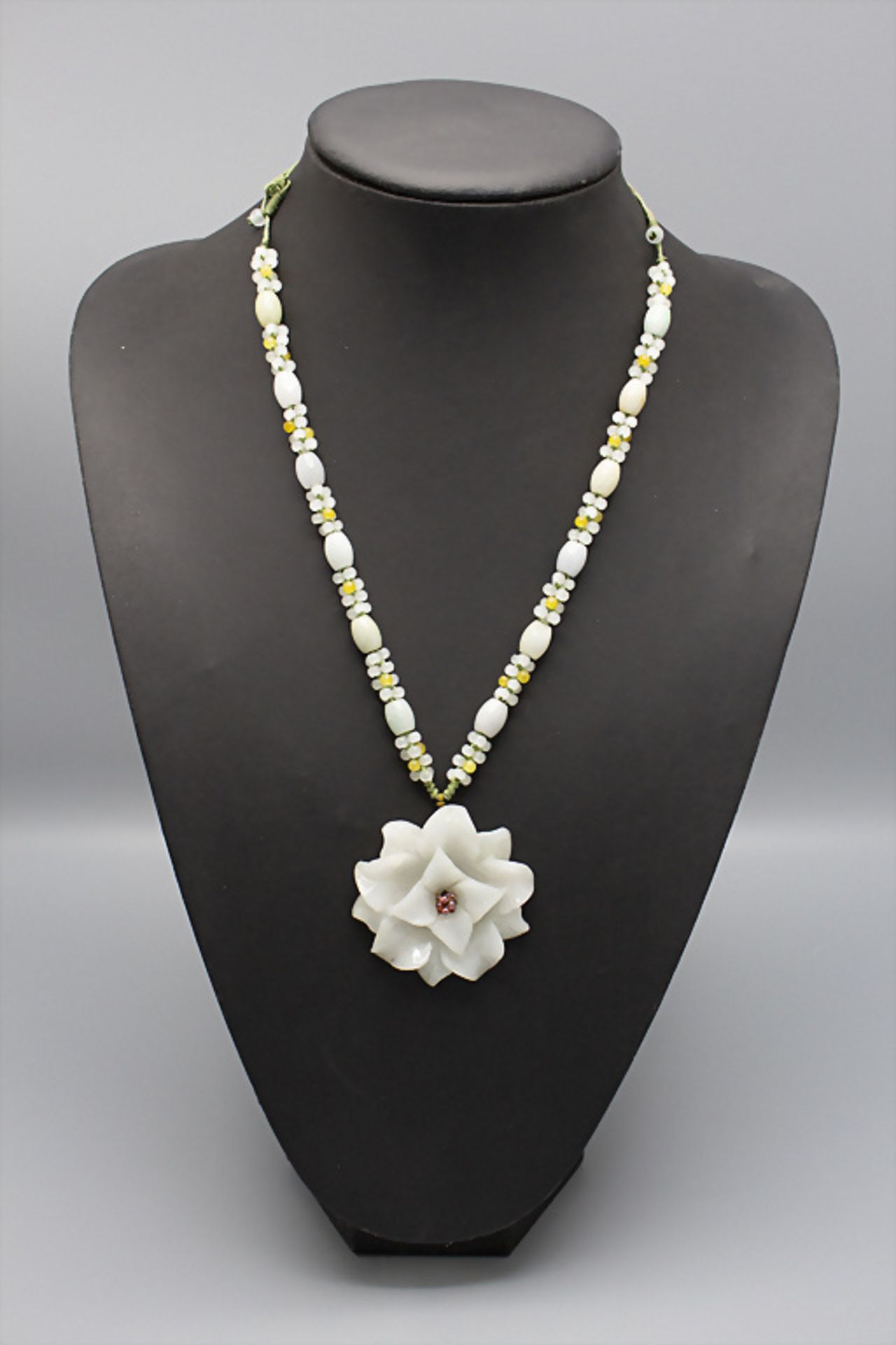 Jadekette mit Seerose / A jade necklace with a water lilly, China