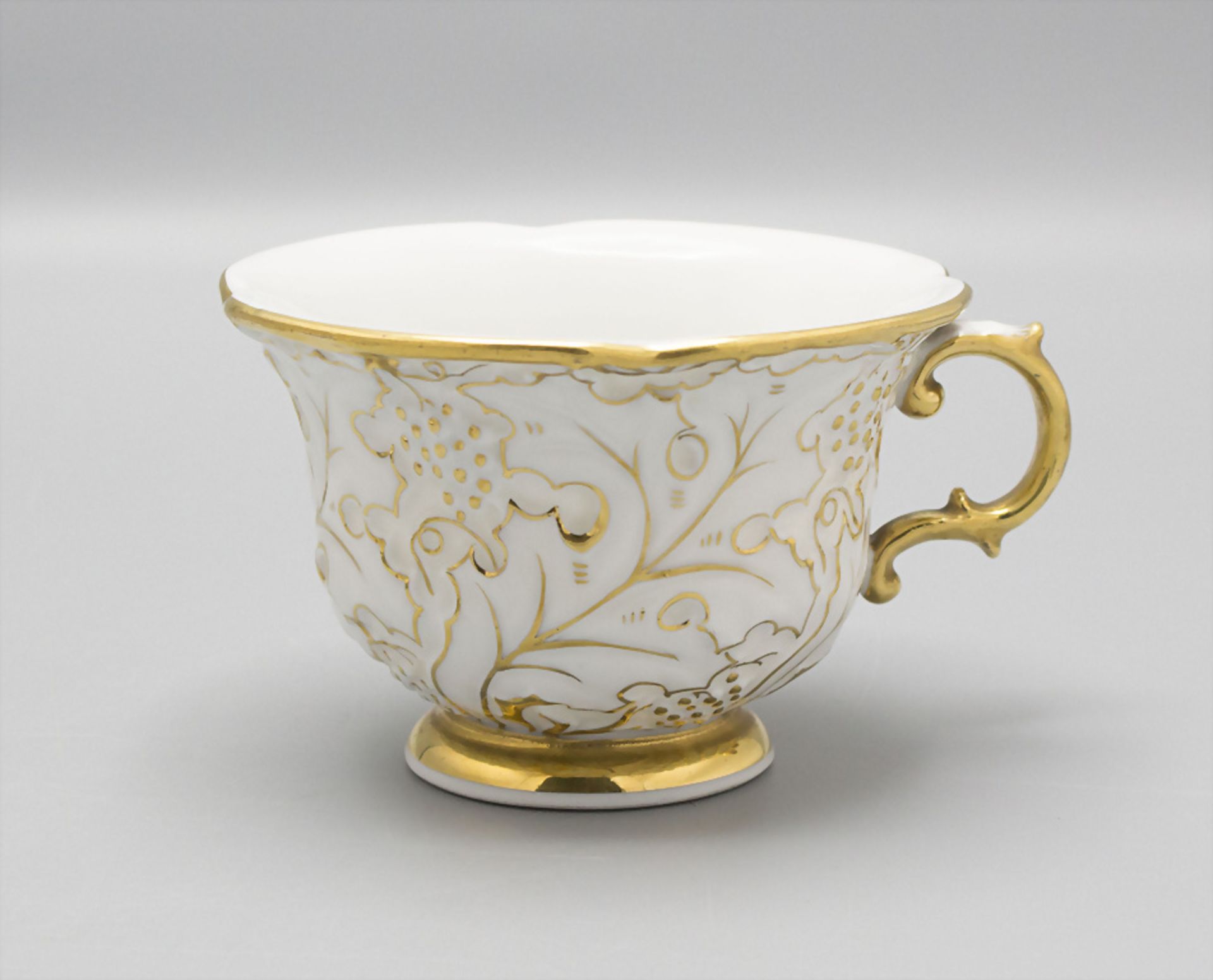 Porzellantasse und Untertasse / A porcelain cup and saucer, Meissen, 20. Jh. - Bild 3 aus 4