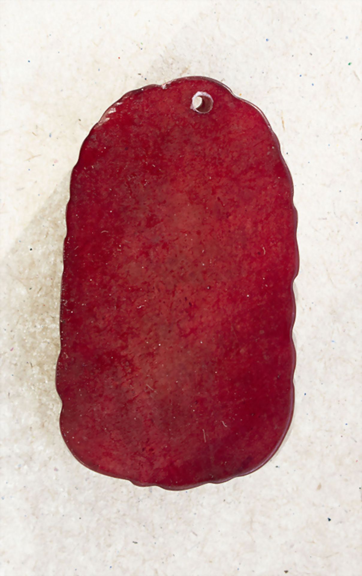 Anhänger mit Drachen aus rote Jade (?) / A red jade (?) pendant - Bild 3 aus 4