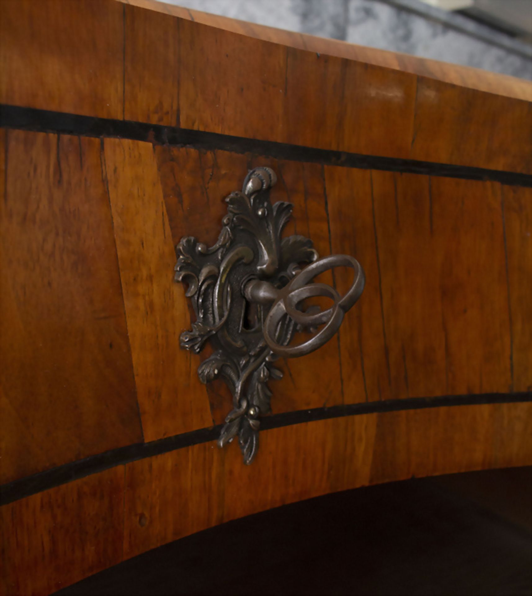 Barockkommode / A Baroque chest of drawers, deutsch, 18. Jh. - Bild 5 aus 11
