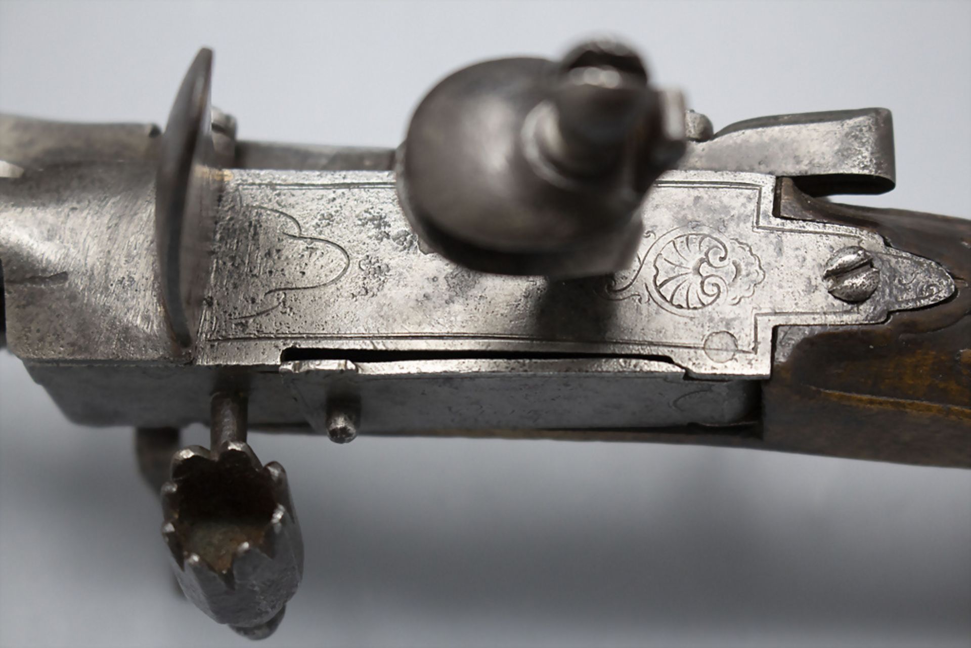 Seltenes Steinschloss-Tischfeuerzeug / A rare flintlock tinder lighter, England, 18. Jh. - Bild 6 aus 7