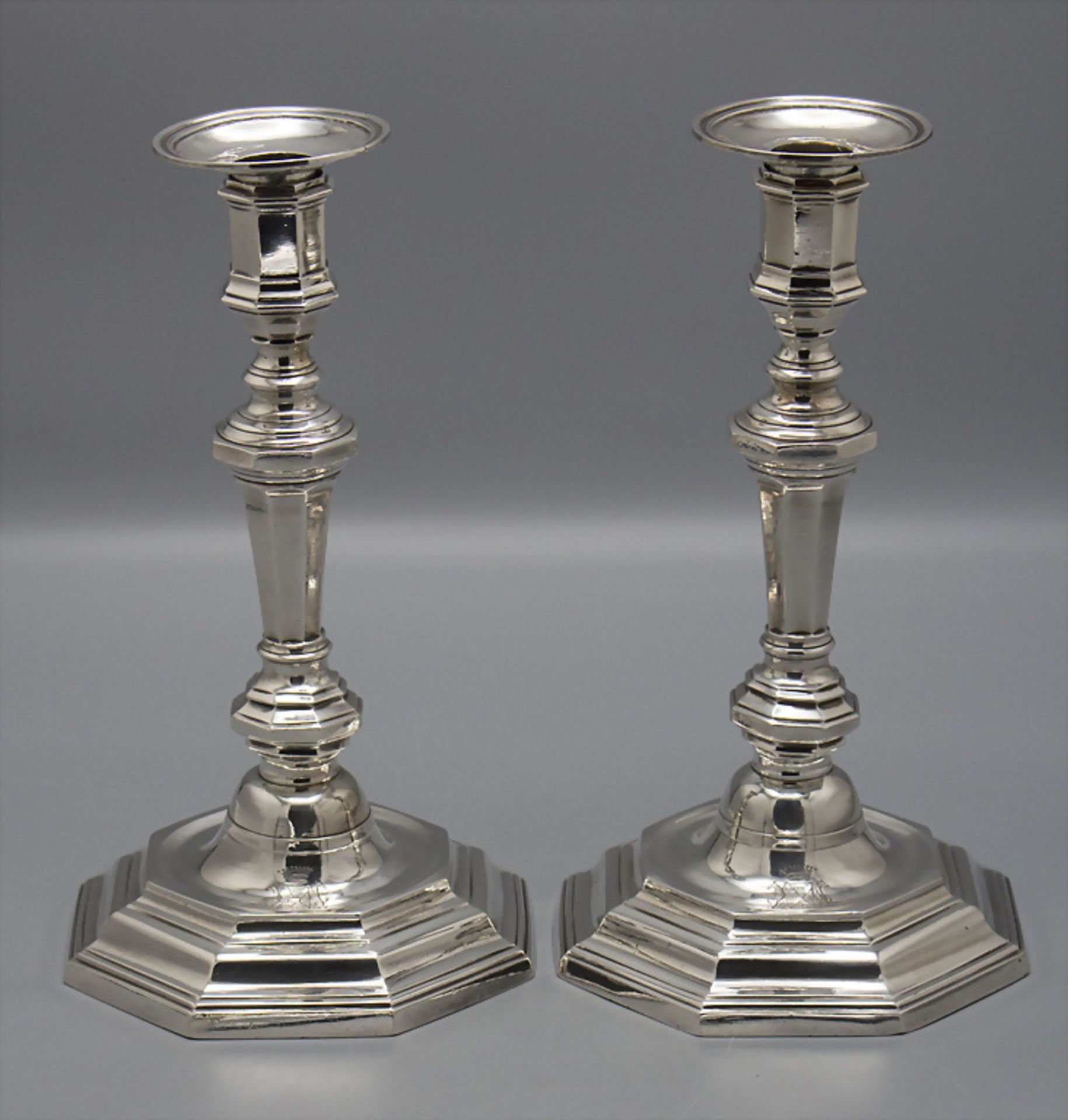 Paar Louis XV. Kerzenleuchter / A pair of Louis XV. silver candlesticks / Paire de Louis XV. ...