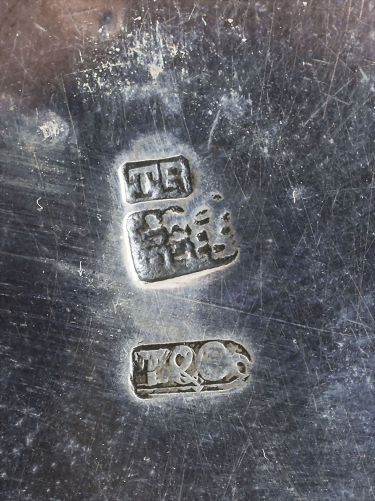 Rundes Silbertablet mit kl. Silberschale mit Drachendekor / A round silver tablet with a small ... - Bild 8 aus 9