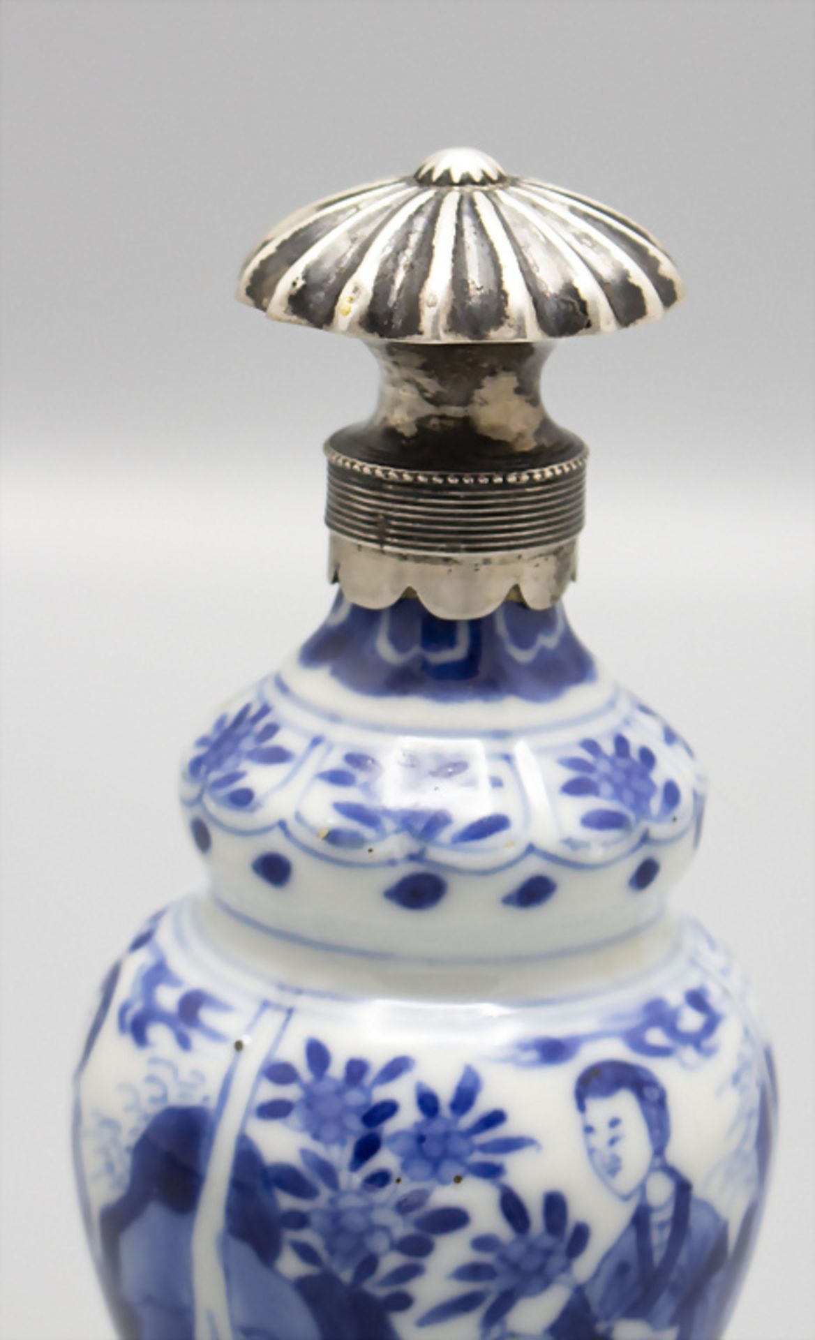 Porzellan Flakon mit Silbermontur / A porcelain perfume bottle, China, 19. Jh. - Bild 7 aus 9