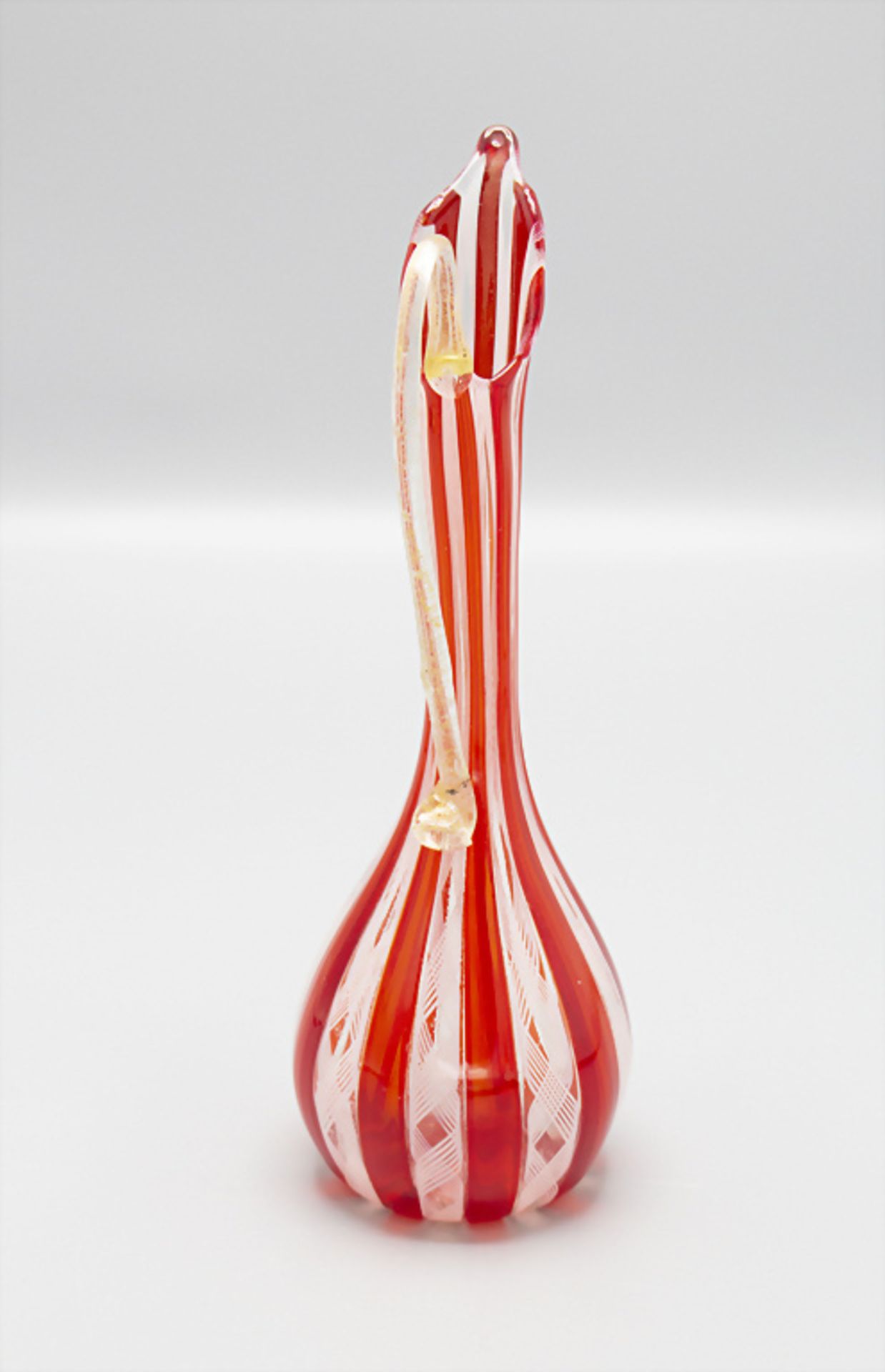 Henkelvase / A glass vase with handle, Murano, Aureljano & Toso, 1. Hälfte 20. Jh. - Image 3 of 5
