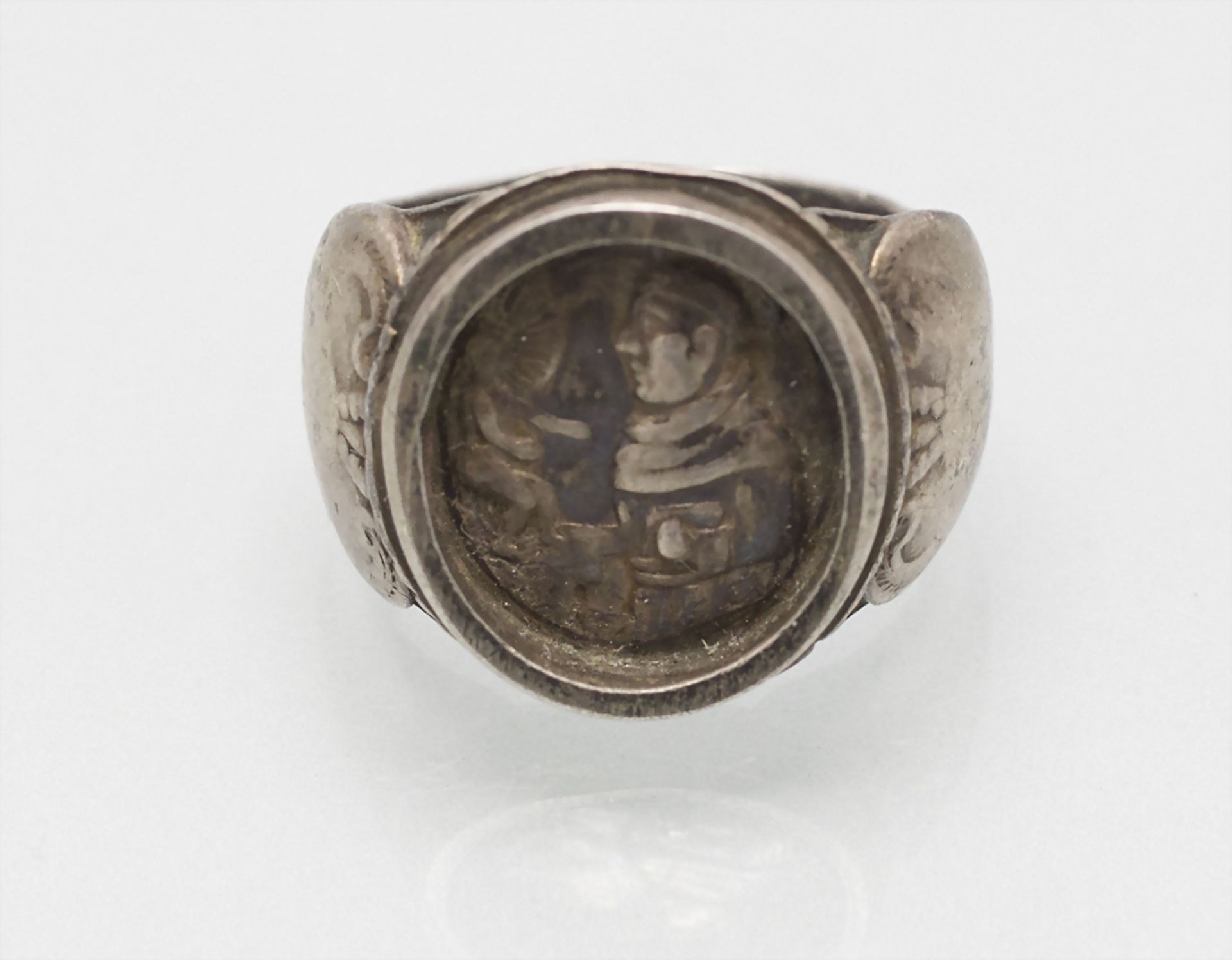 Siegelring 'Jesuskind und Priester' / A silver signet ring with Jesus as a child and a priest, ...