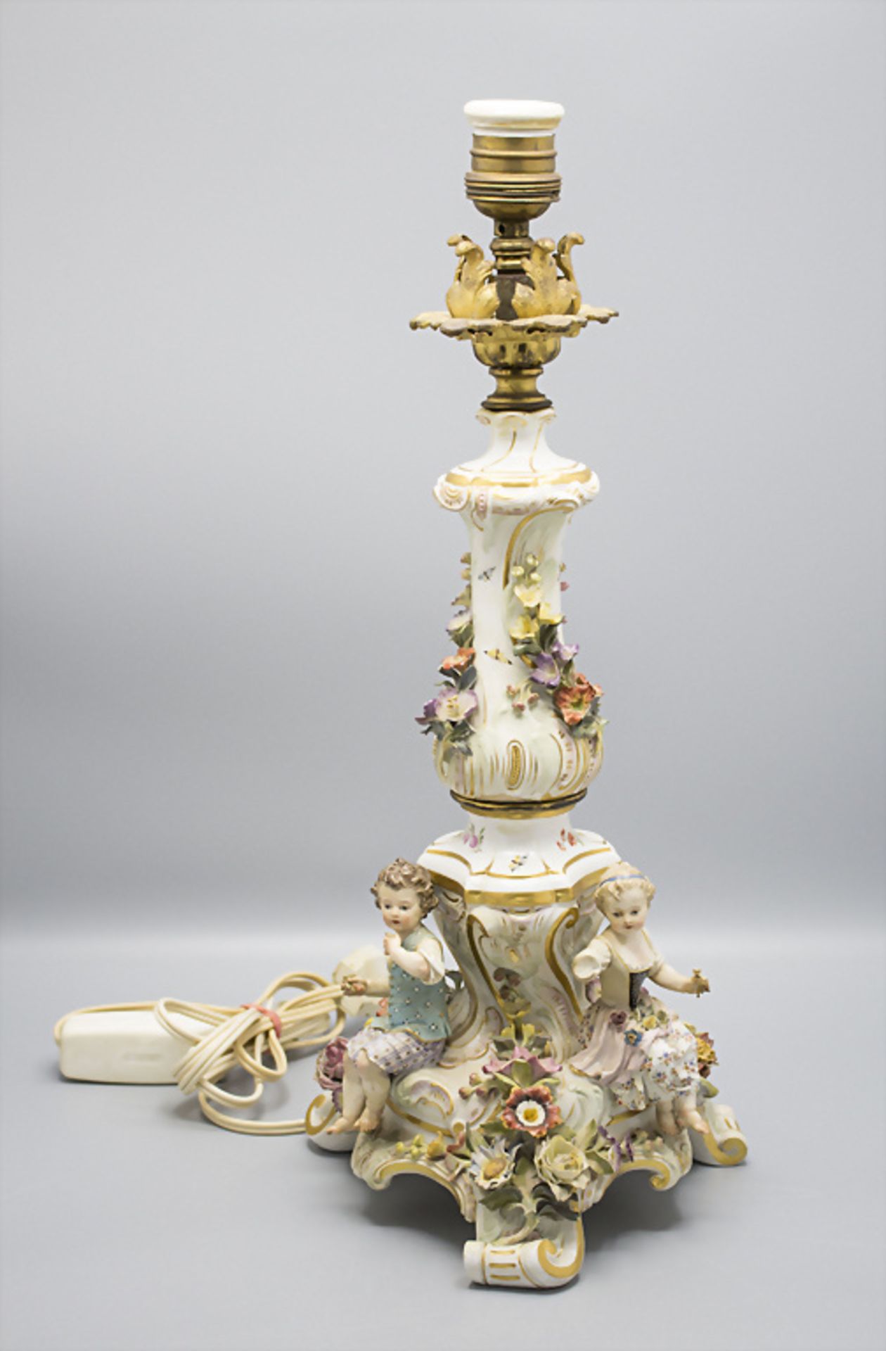 Tischlampe mit drei Kindern und aufgelegten Blüten / A table lamp with children and encrusted ... - Image 2 of 6