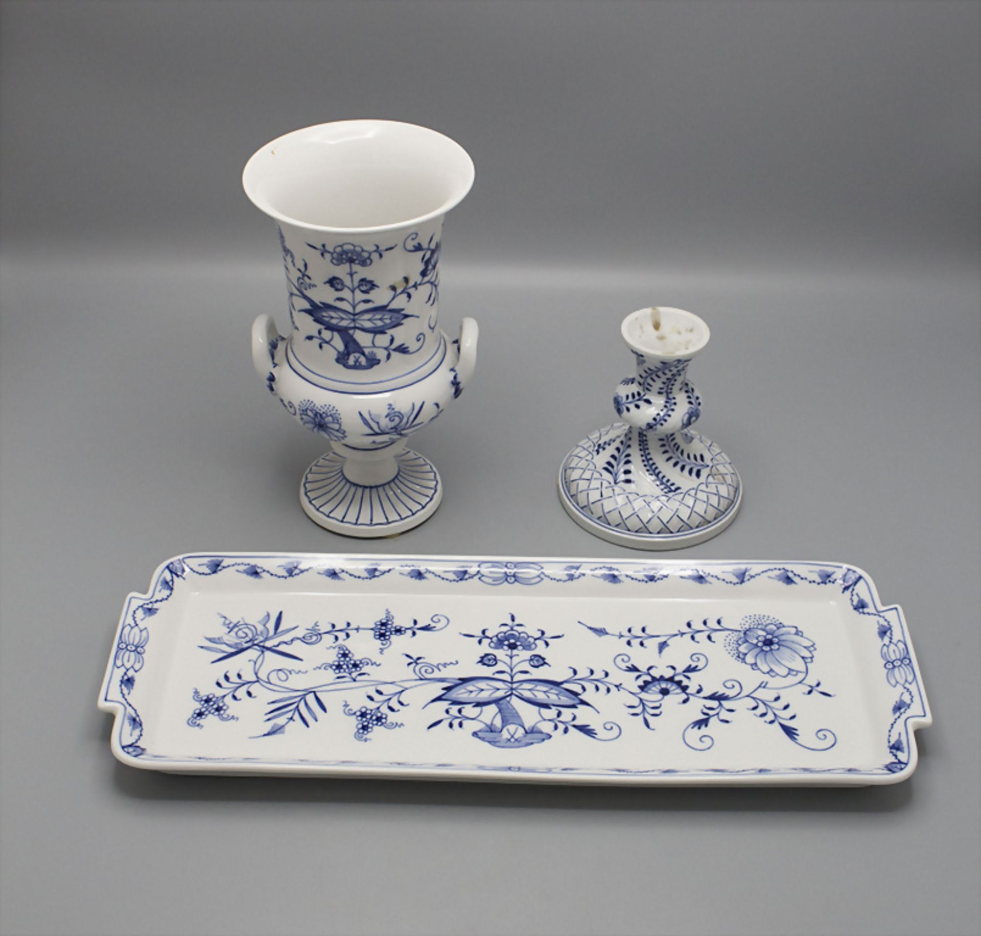 3 Teile Zwiebelmuster / 3 pieces of porcelain with onion pattern, Meissen, 20. Jh.