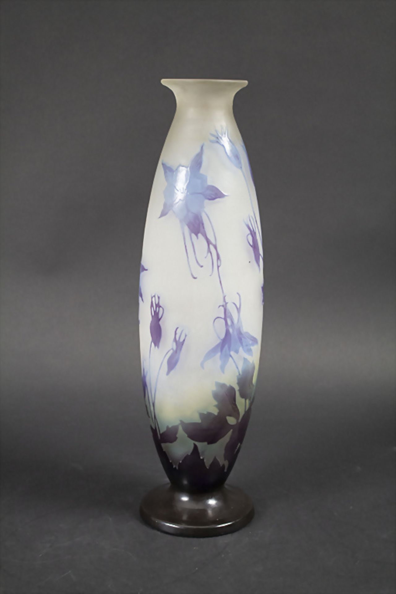 Jugendstil Vase mit Akelei / An Art Nouveau cameo glass vase with columbine, Emile Gallé, ... - Image 2 of 4