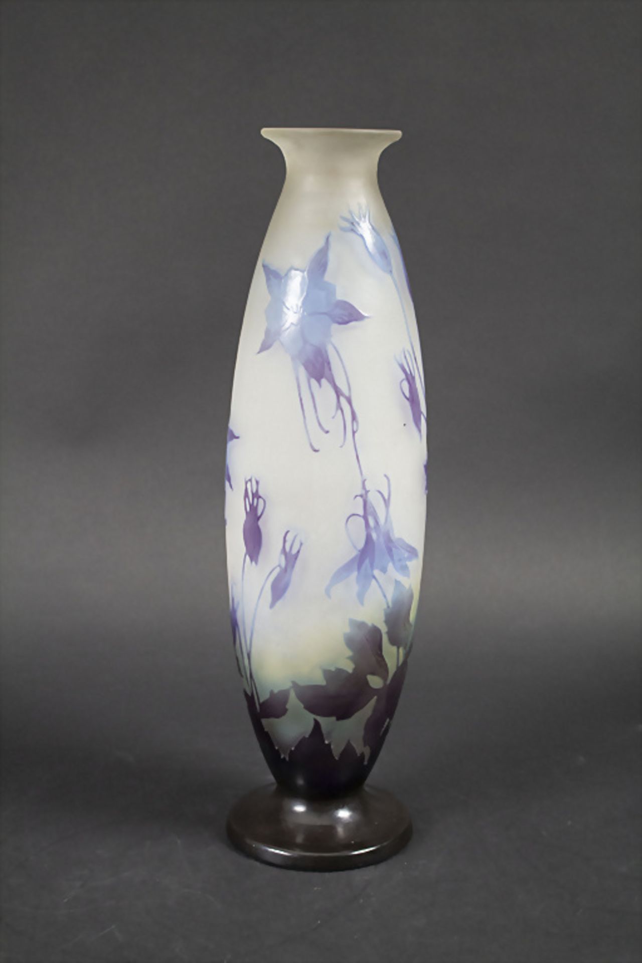 Jugendstil Vase mit Akelei / An Art Nouveau cameo glass vase with columbine, Emile Gallé, ... - Bild 2 aus 4