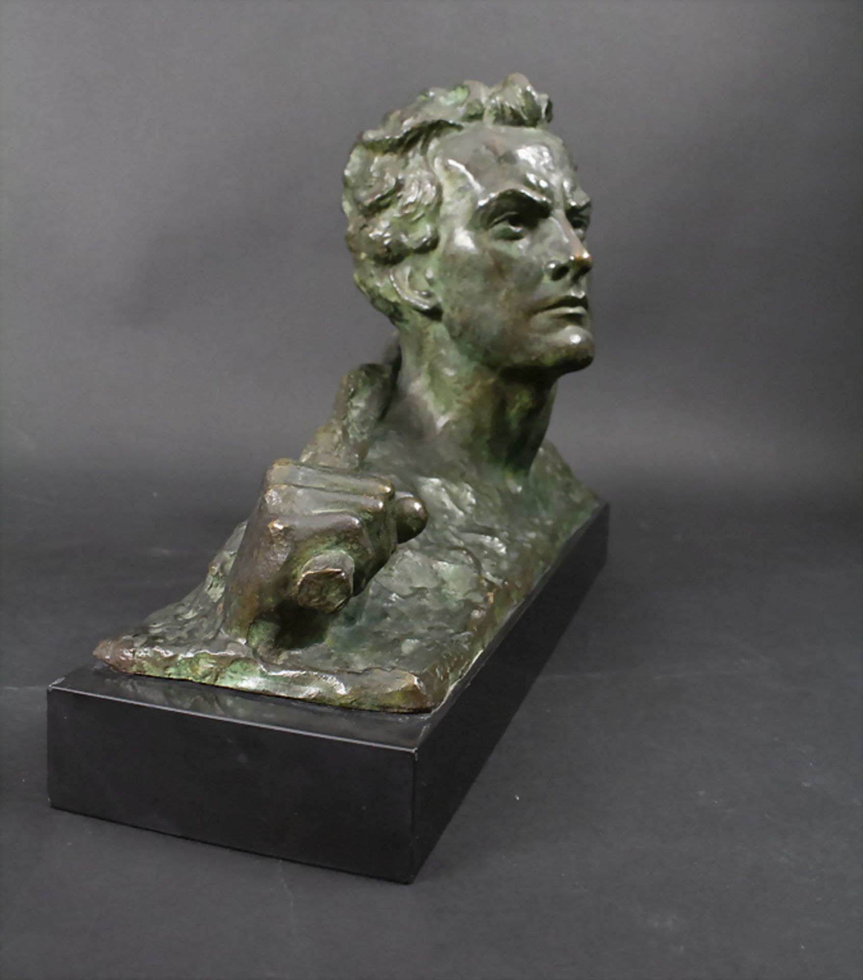 Alexandre Ouline (act. 1918-1940), Art Déco Bronzebüste / An Art Deco bronze bust, Belgien, um 1930 - Image 4 of 7