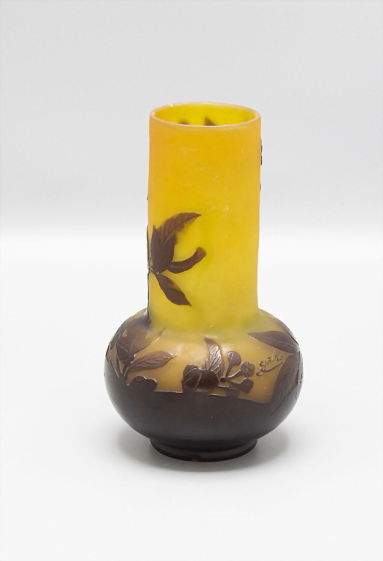 Jugendstil Vase mit Quitte / An Art Nouveau cameo glass vase with quince, Emile Gallé, Nancy ... - Image 2 of 4